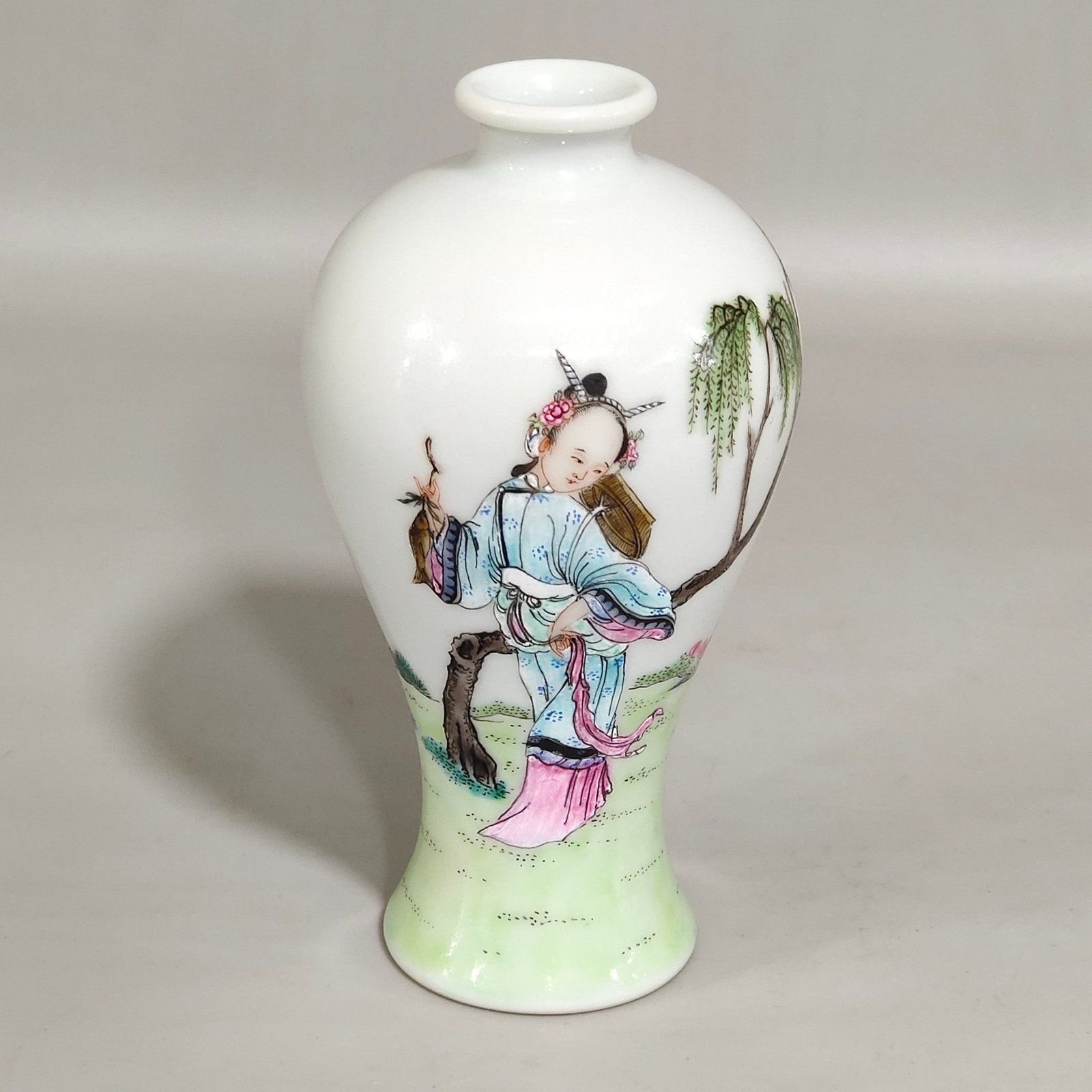 Qing Dynasty Qianlong Plum vase with pictures of ladies