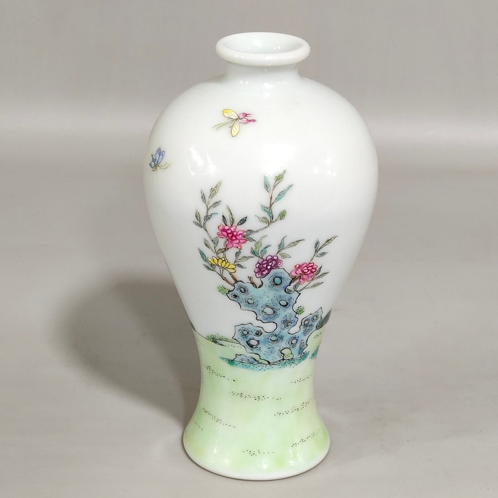 Qing Dynasty Qianlong Plum vase with pictures of ladies