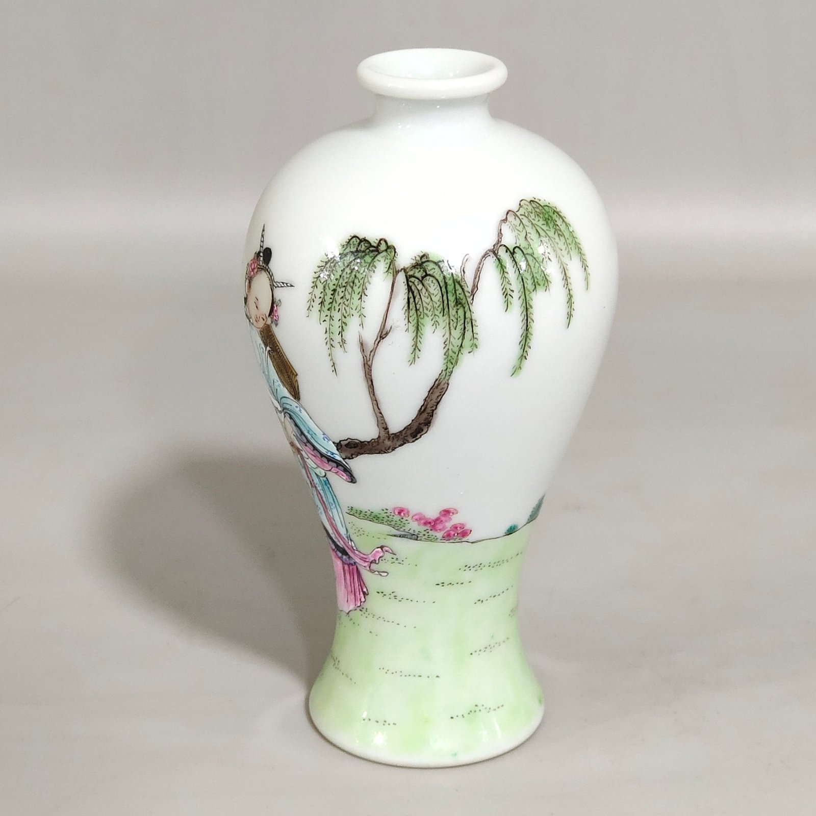 Qing Dynasty Qianlong Plum vase with pictures of ladies