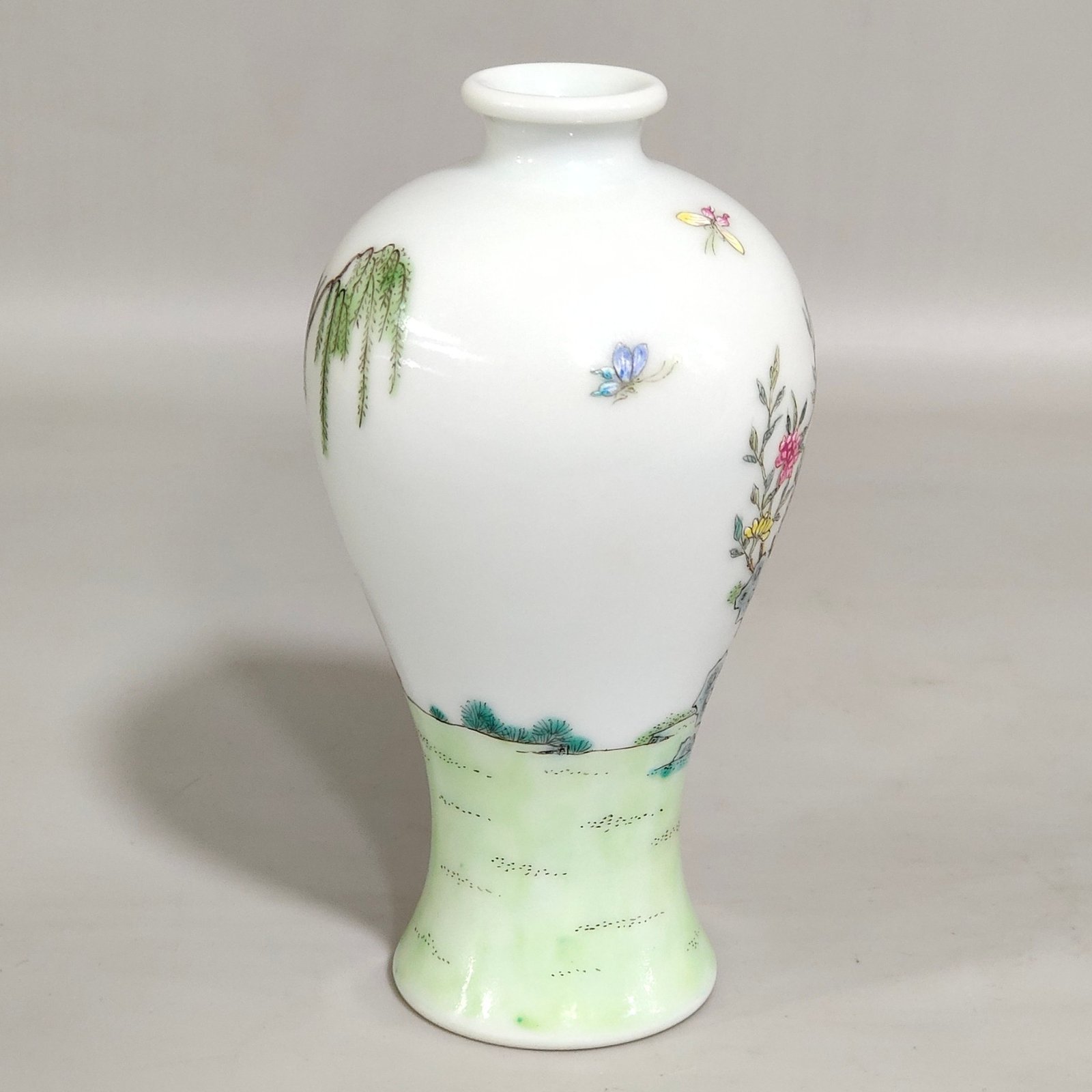 Qing Dynasty Qianlong Plum vase with pictures of ladies