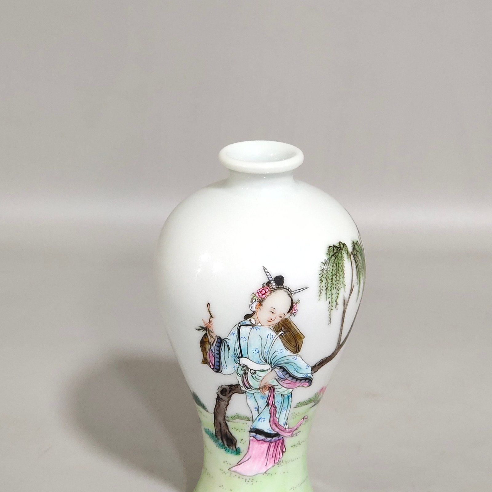 Qing Dynasty Qianlong Plum vase with pictures of ladies