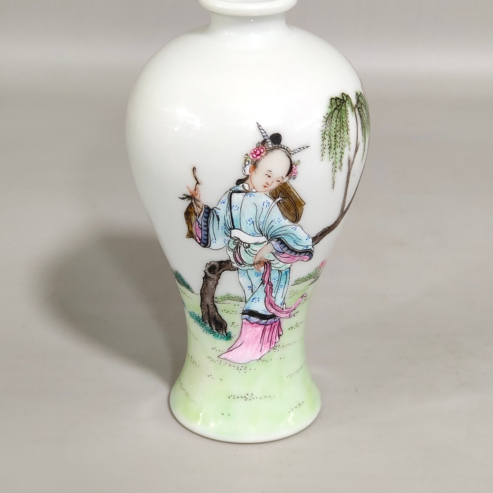Qing Dynasty Qianlong Plum vase with pictures of ladies