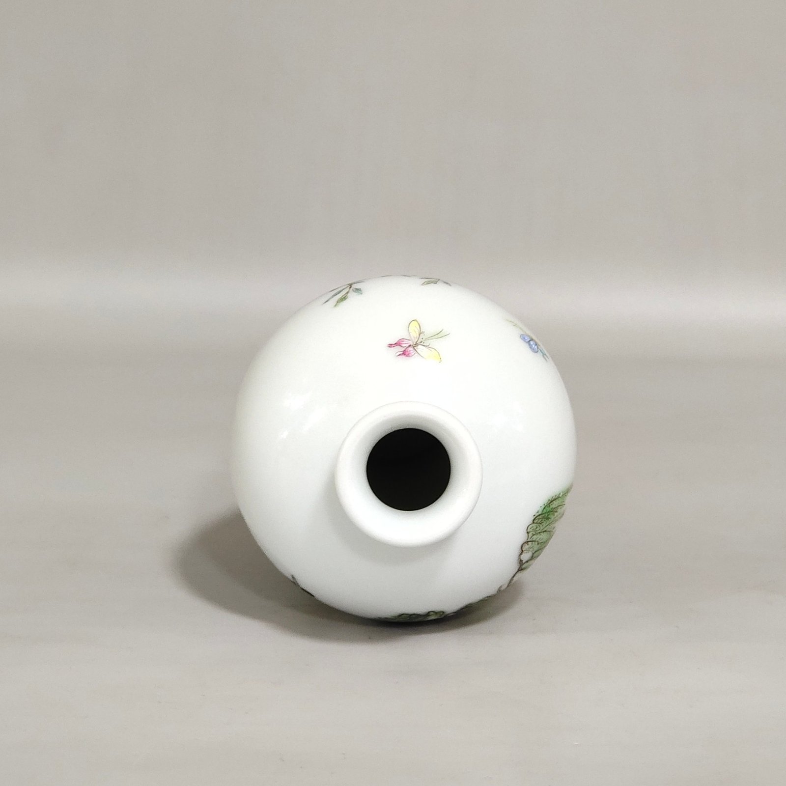 Qing Dynasty Qianlong Plum vase with pictures of ladies