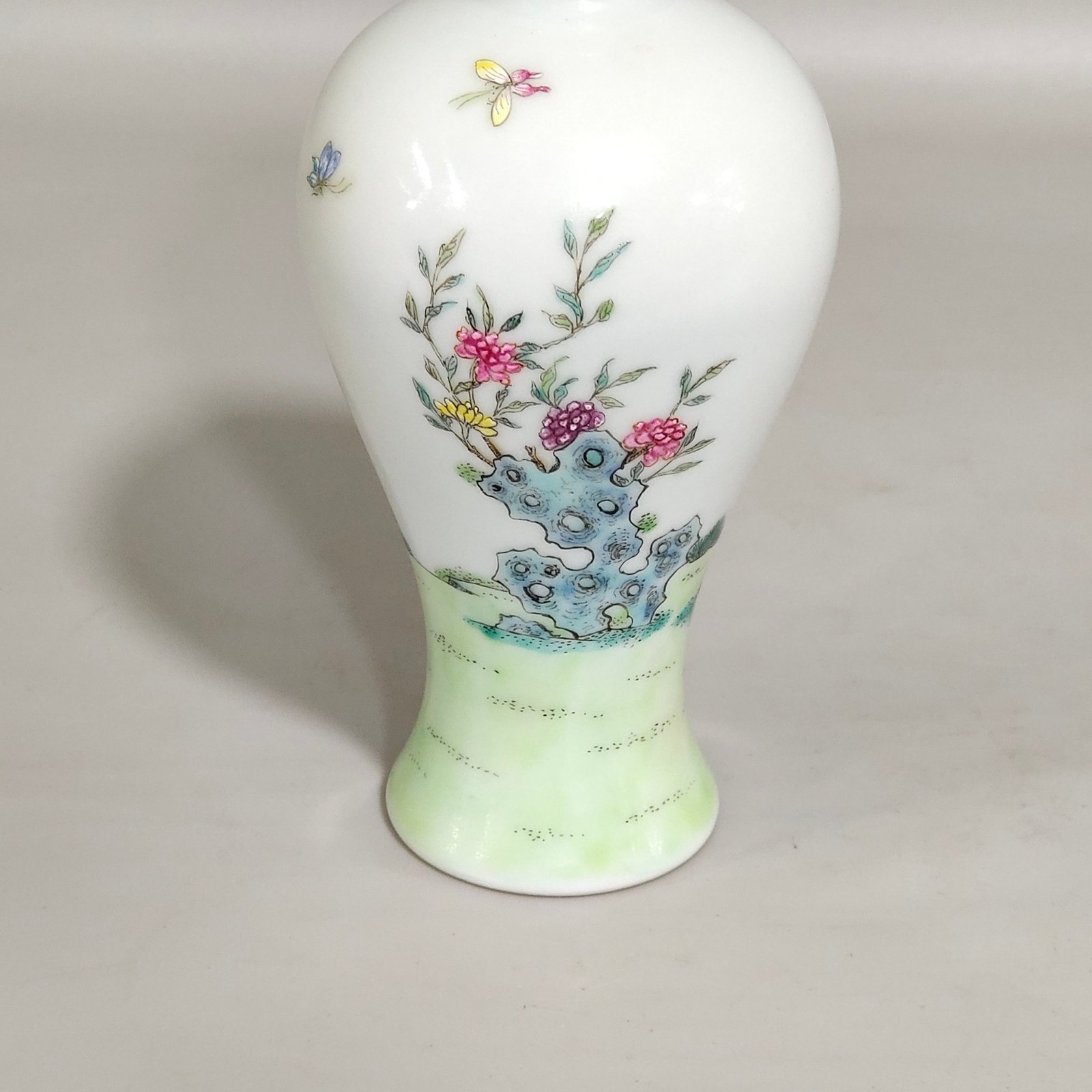 Qing Dynasty Qianlong Plum vase with pictures of ladies