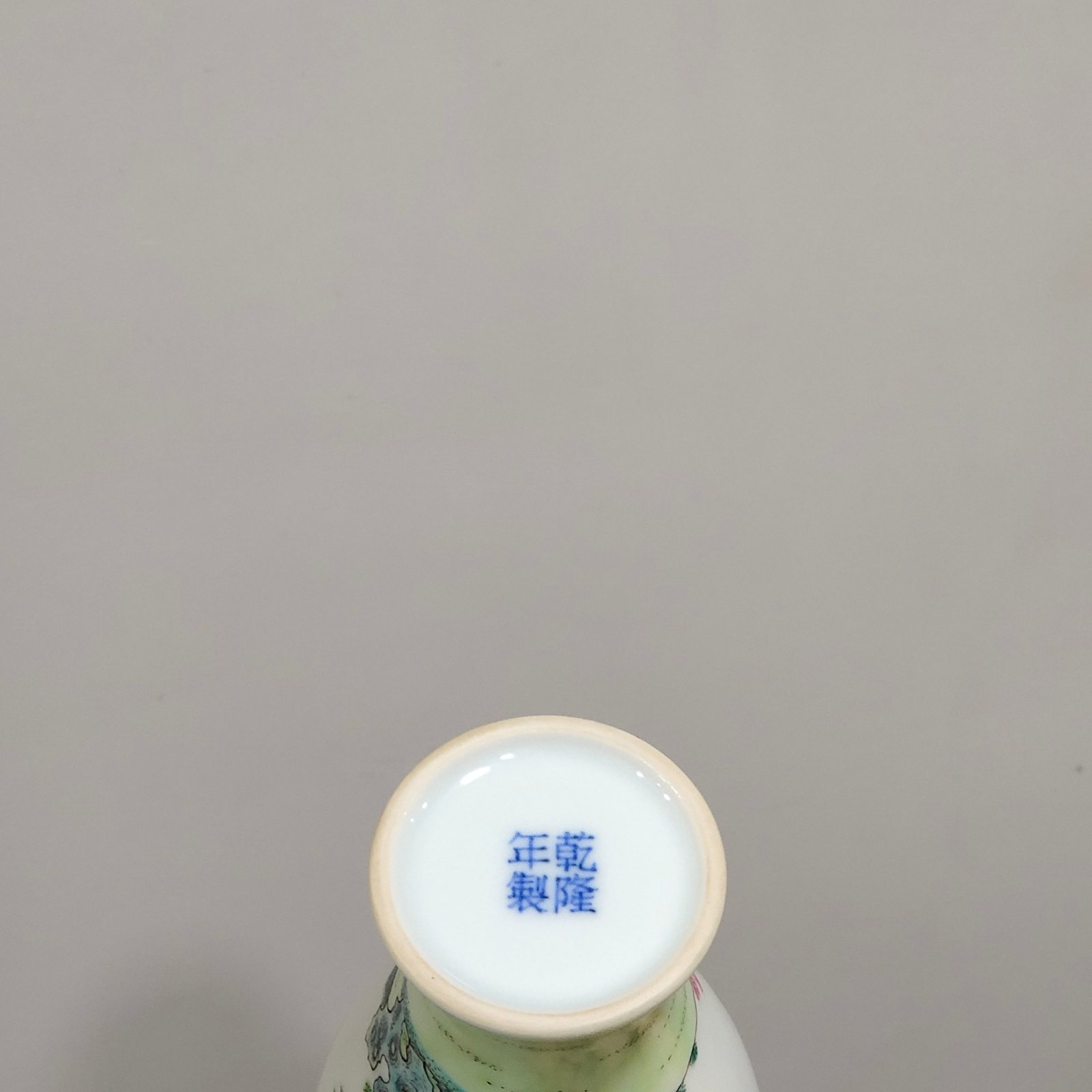 Qing Dynasty Qianlong Plum vase with pictures of ladies