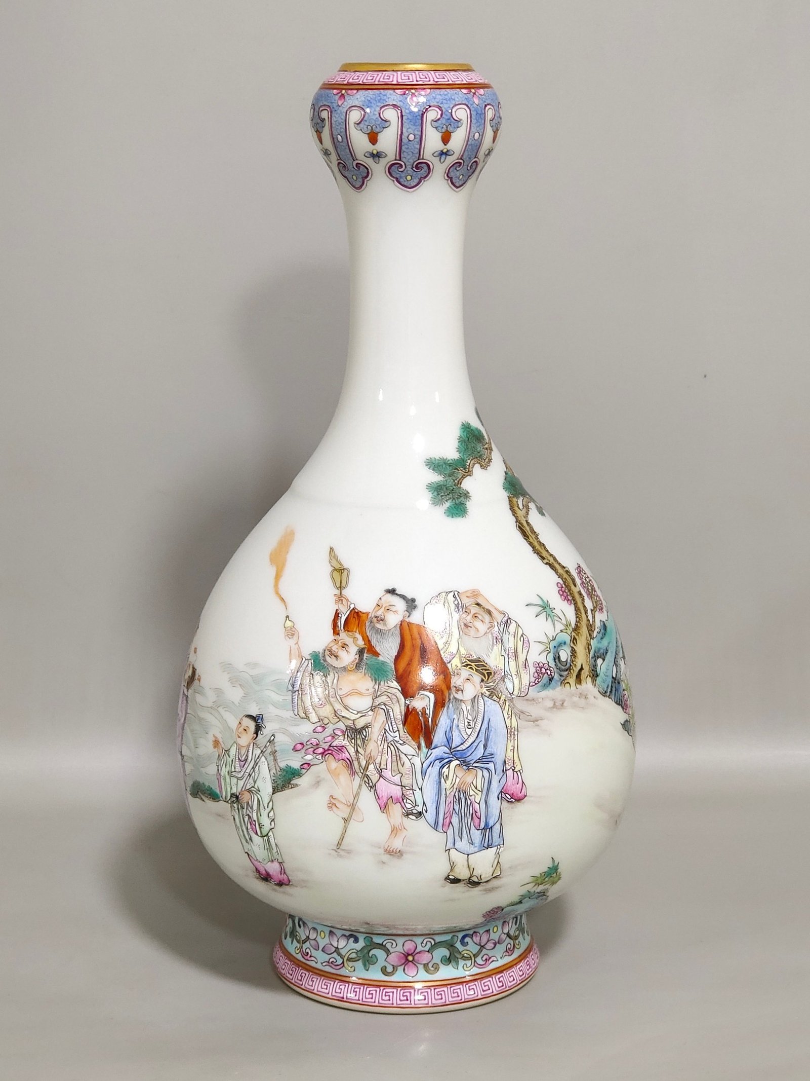 Qing Dynasty Qianlong Eight Immortals Crossing the Sea Garlic Vase