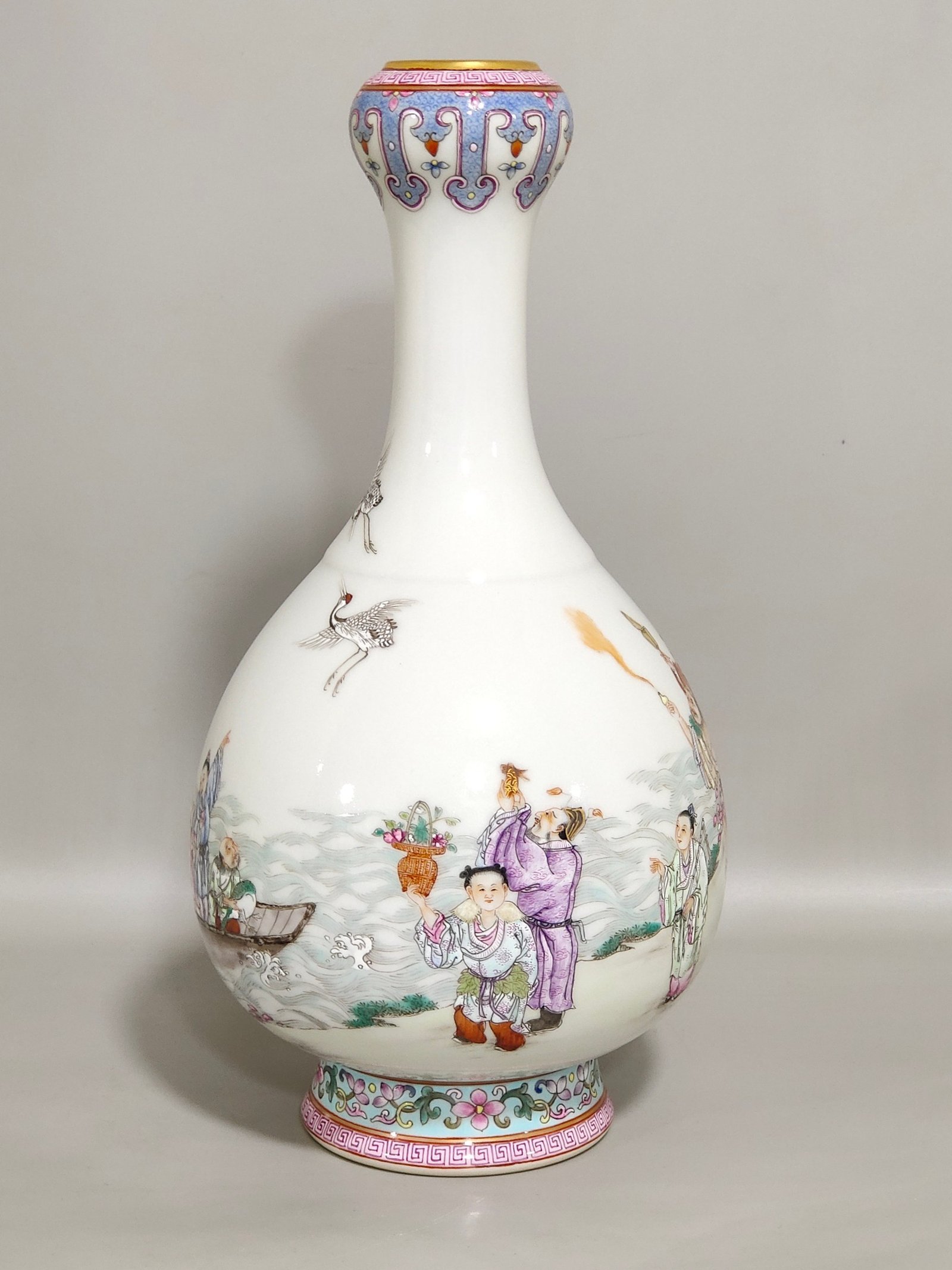 Qing Dynasty Qianlong Eight Immortals Crossing the Sea Garlic Vase