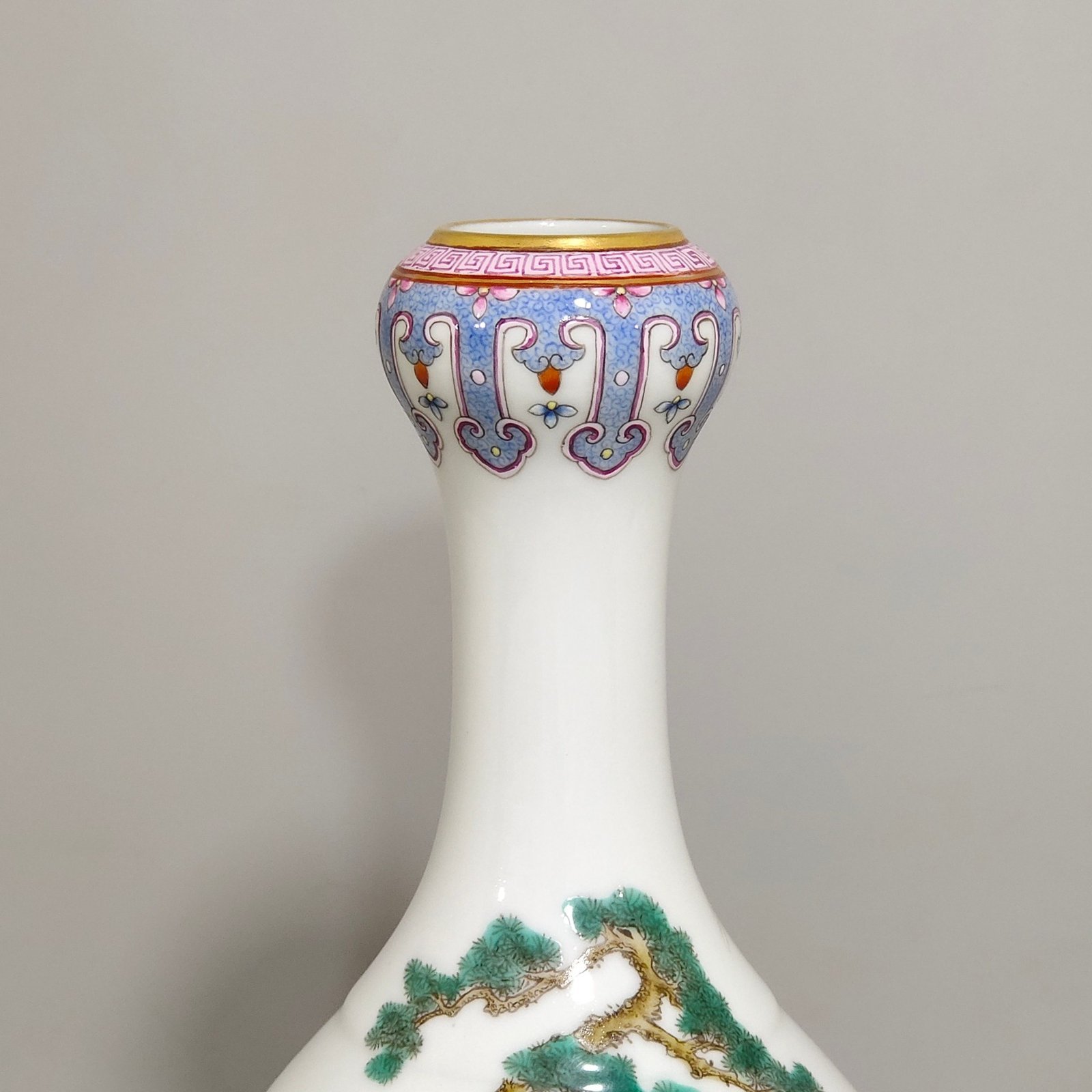 Qing Dynasty Qianlong Eight Immortals Crossing the Sea Garlic Vase