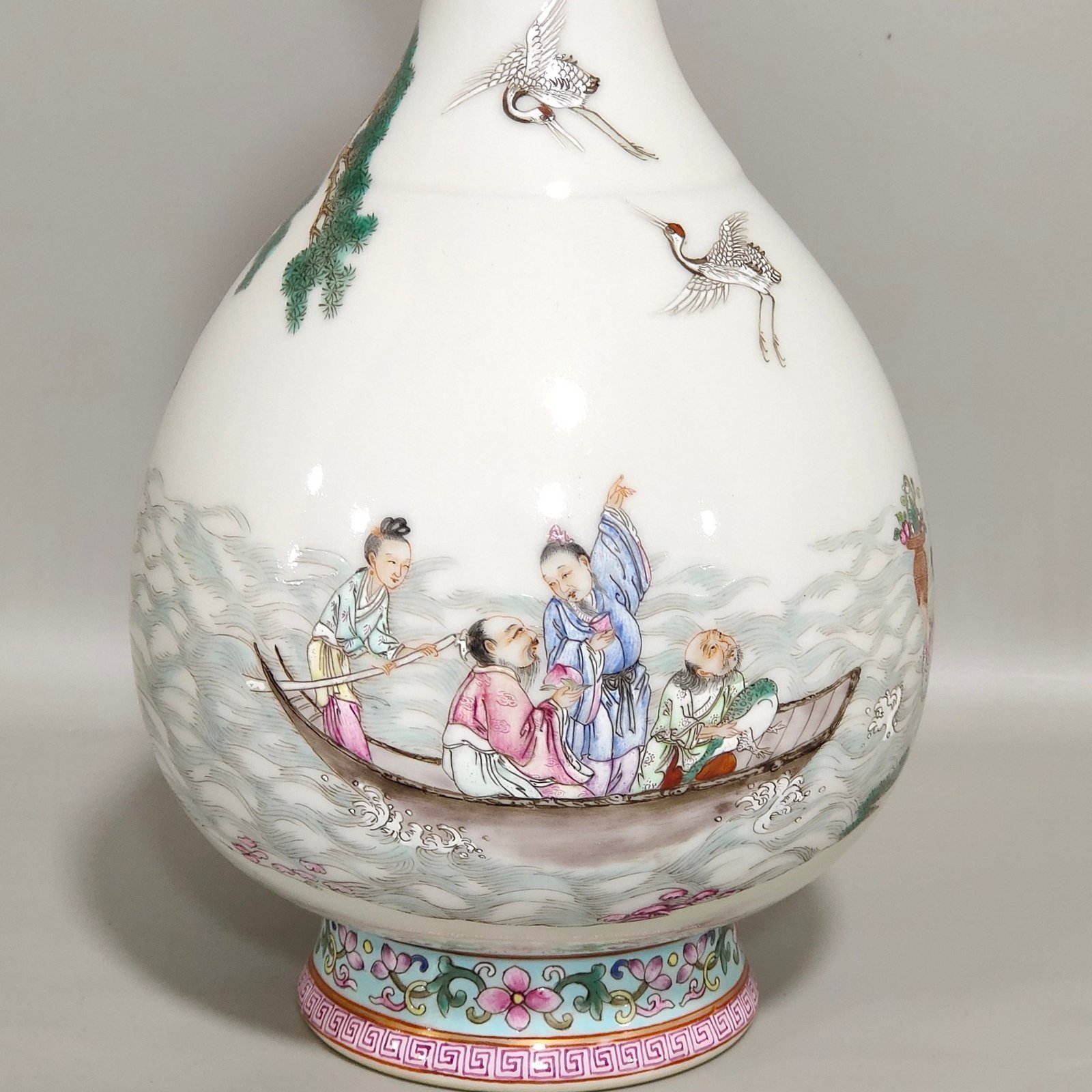 Qing Dynasty Qianlong Eight Immortals Crossing the Sea Garlic Vase