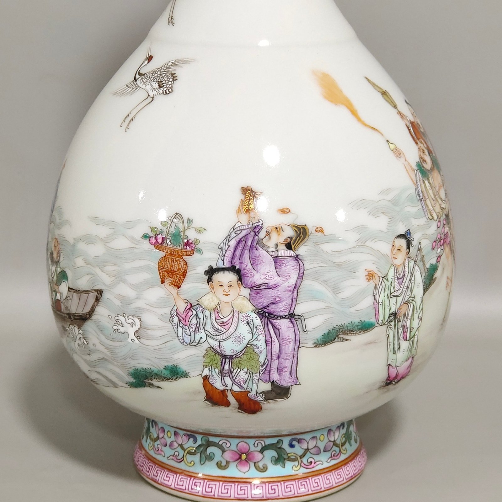 Qing Dynasty Qianlong Eight Immortals Crossing the Sea Garlic Vase