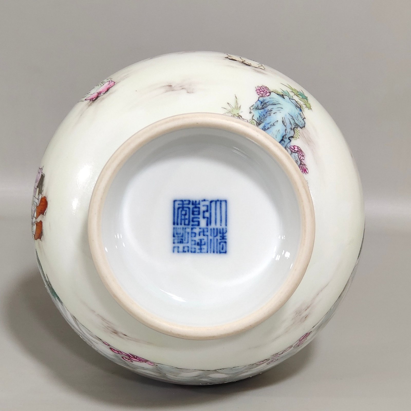 Qing Dynasty Qianlong Eight Immortals Crossing the Sea Garlic Vase