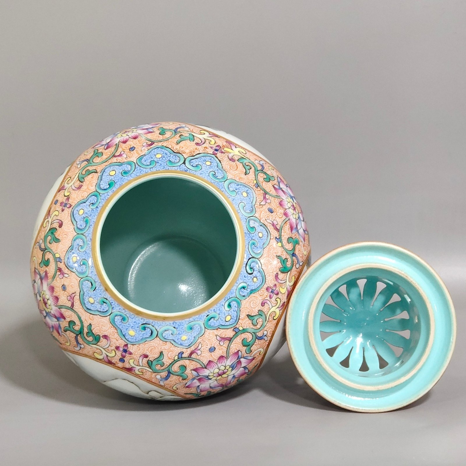 Qing Dynasty Qianlong a window-opening fragrance diffuser
