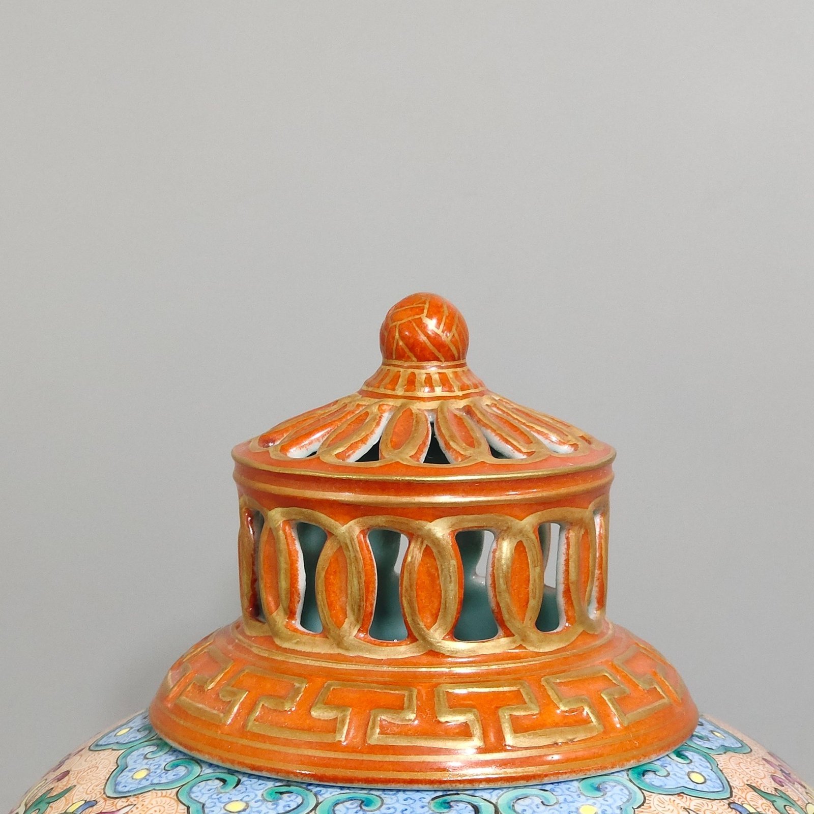 Qing Dynasty Qianlong a window-opening fragrance diffuser