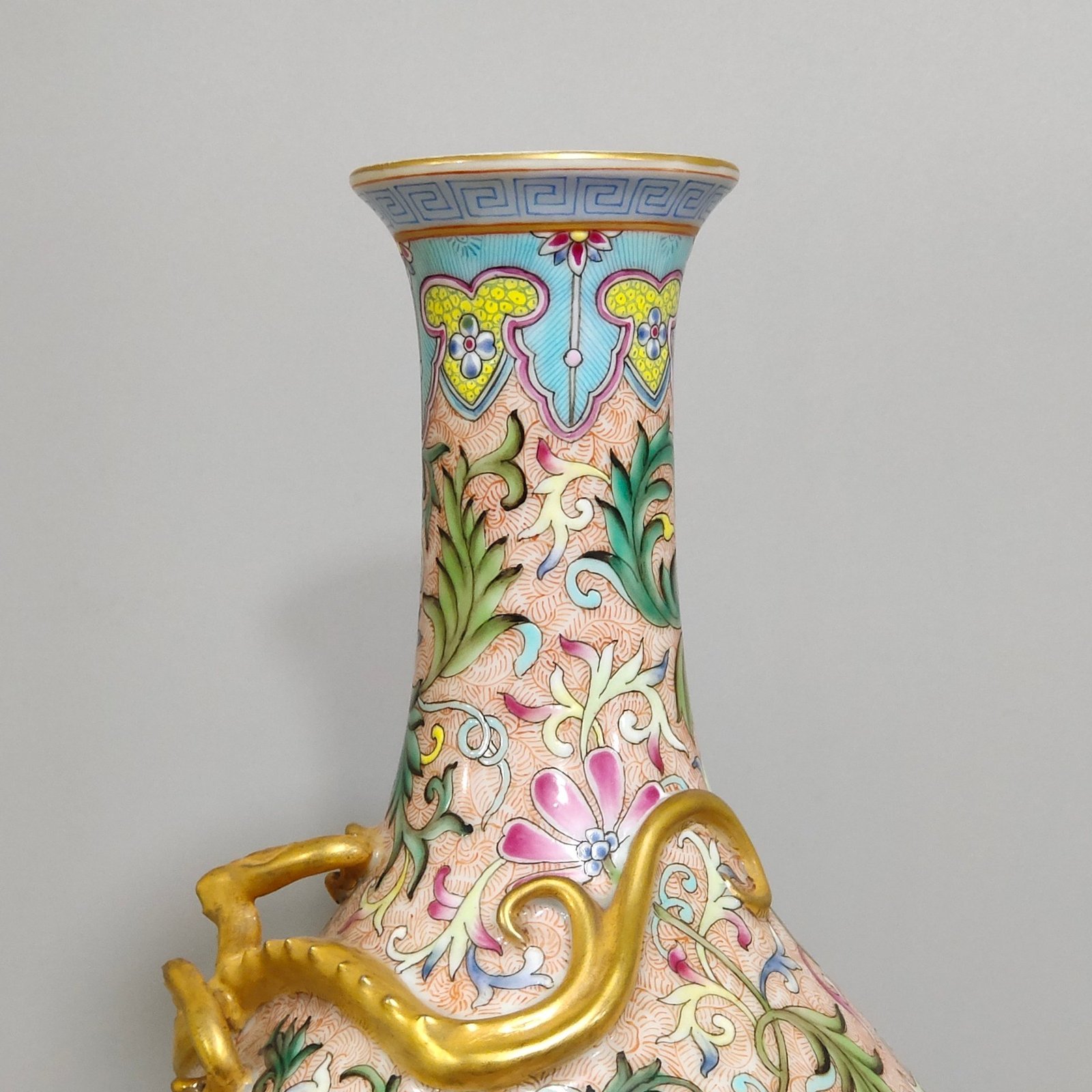 Qing Dynasty Qianlong a flower-shaped dragon vase
