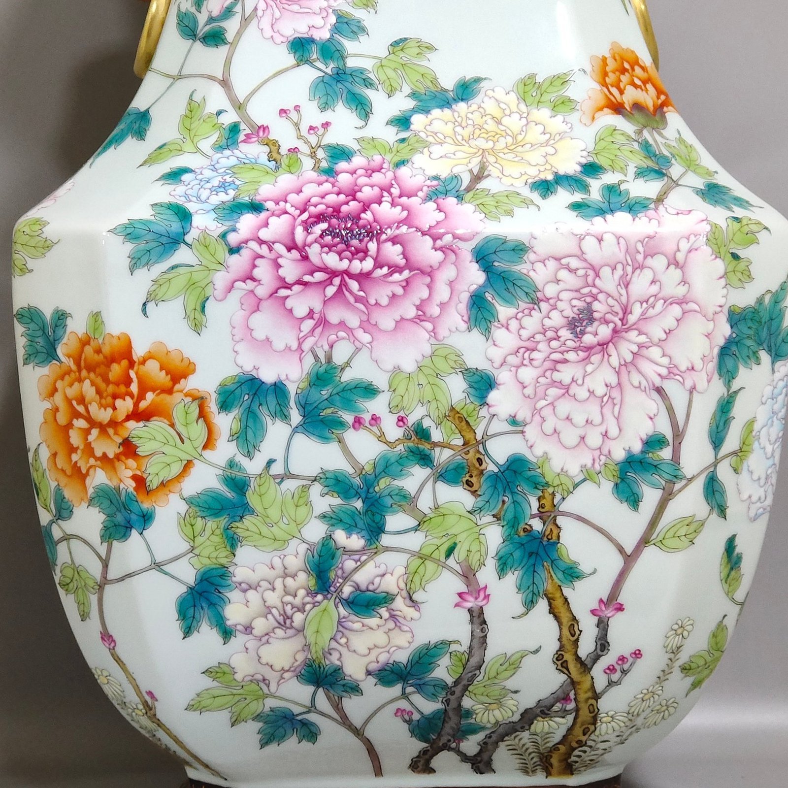 Qing Dynasty Qianlong phoenix pierced with peonies and eight sides of the ears
