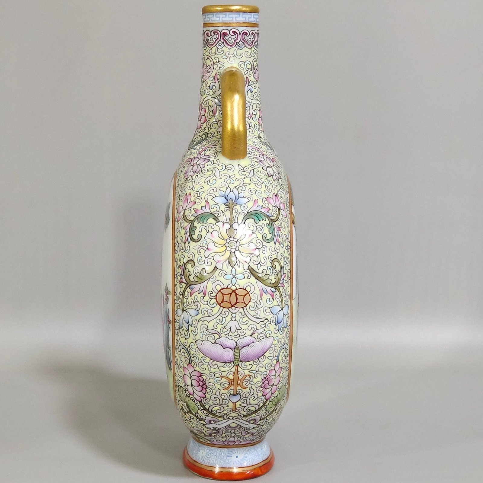 Qing Dynasty Qianlong Gu Yuexuan window character story holding moon vase