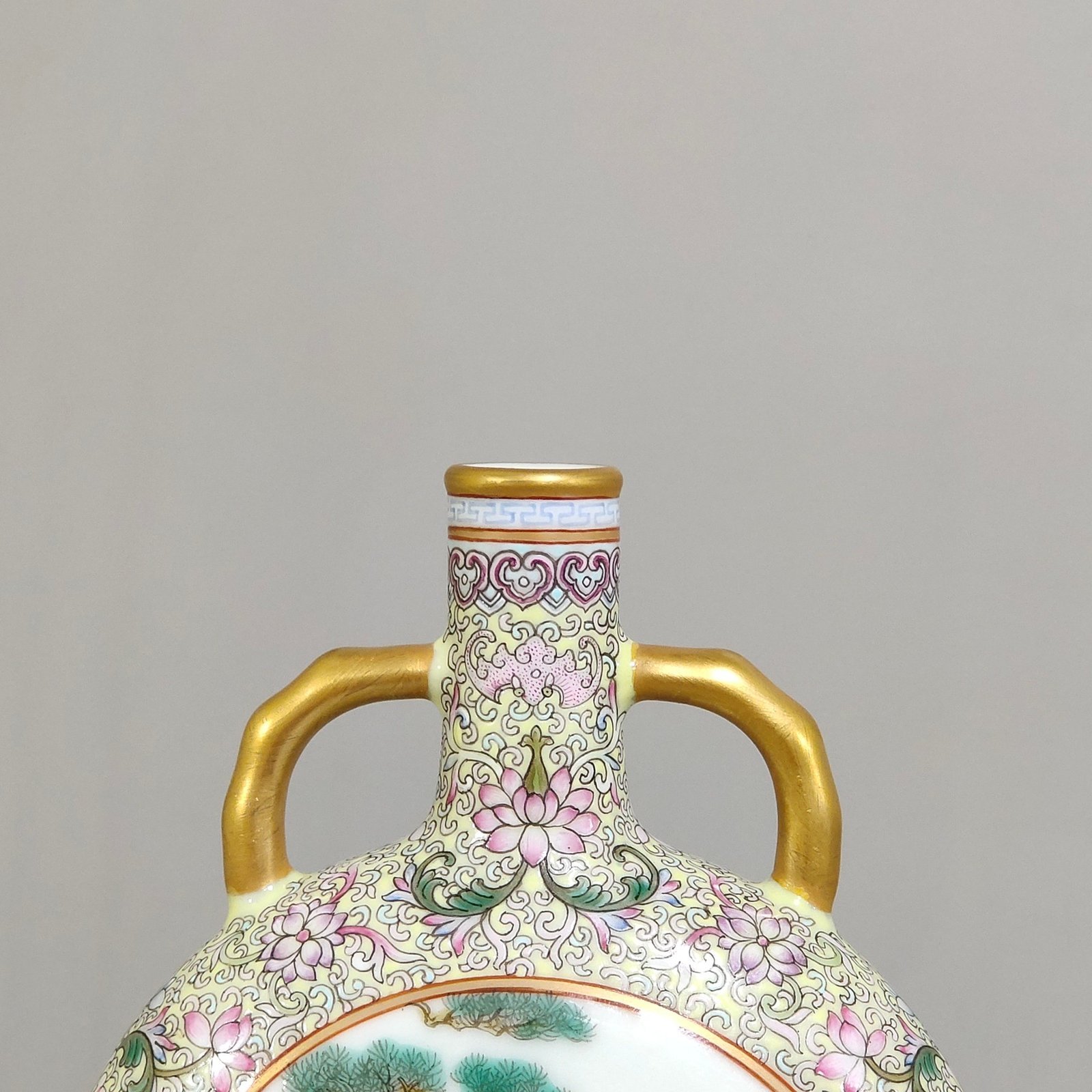 Qing Dynasty Qianlong Gu Yuexuan window character story holding moon vase