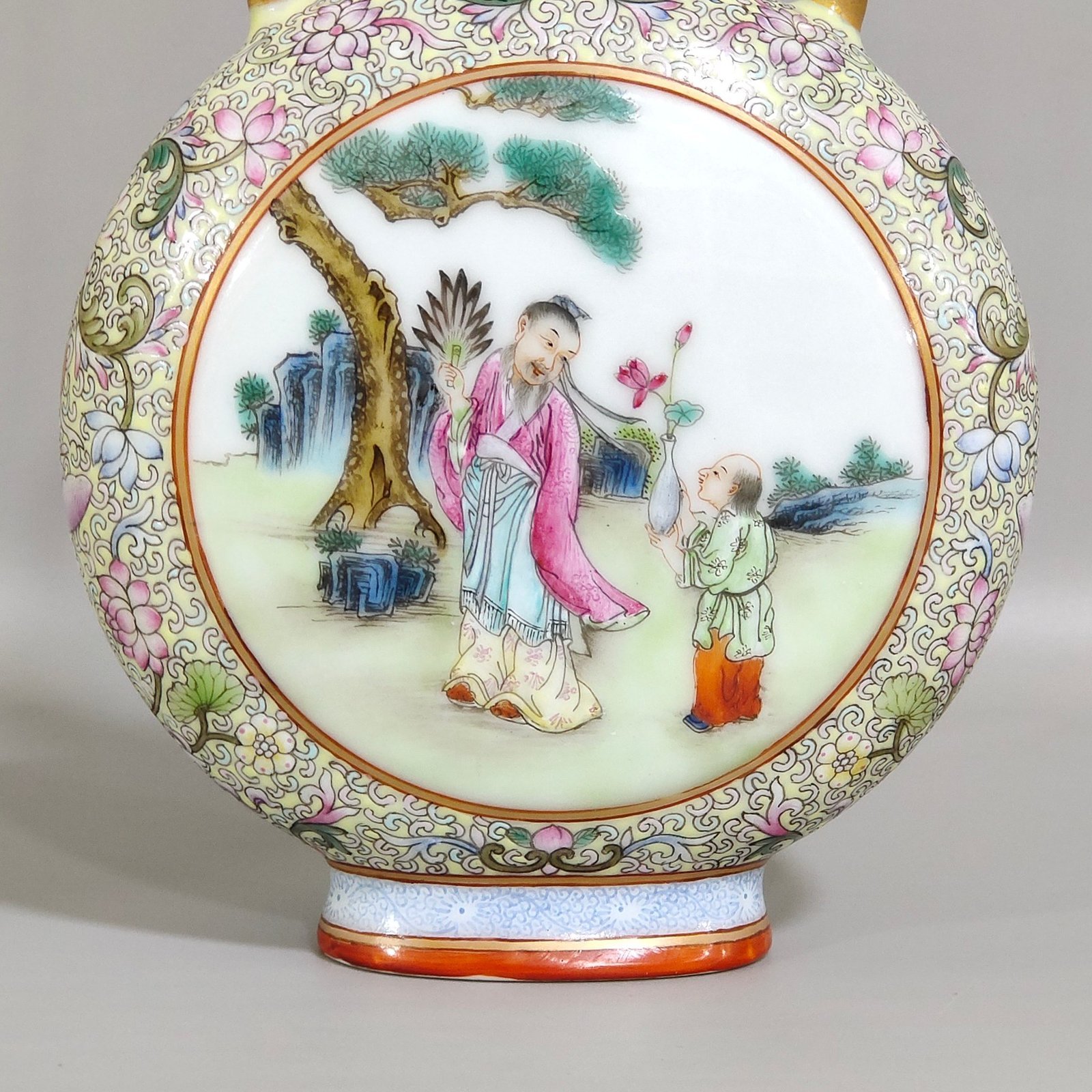Qing Dynasty Qianlong Gu Yuexuan window character story holding moon vase
