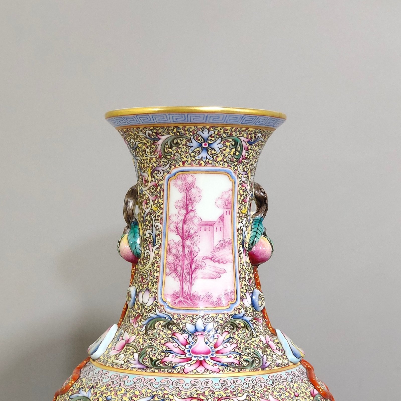 Qing Dynasty Qianlong window flower and bird amphorae