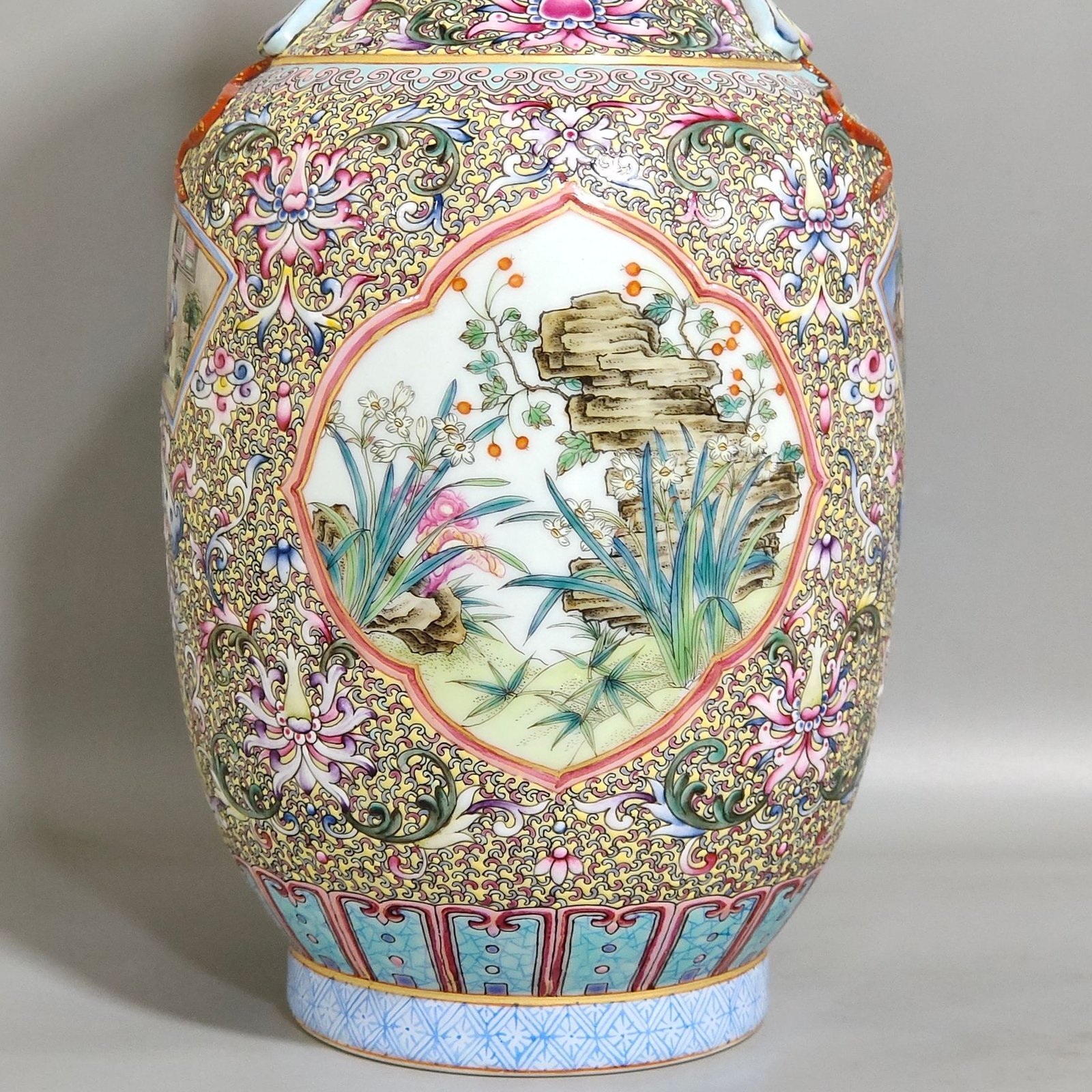 Qing Dynasty Qianlong window flower and bird amphorae