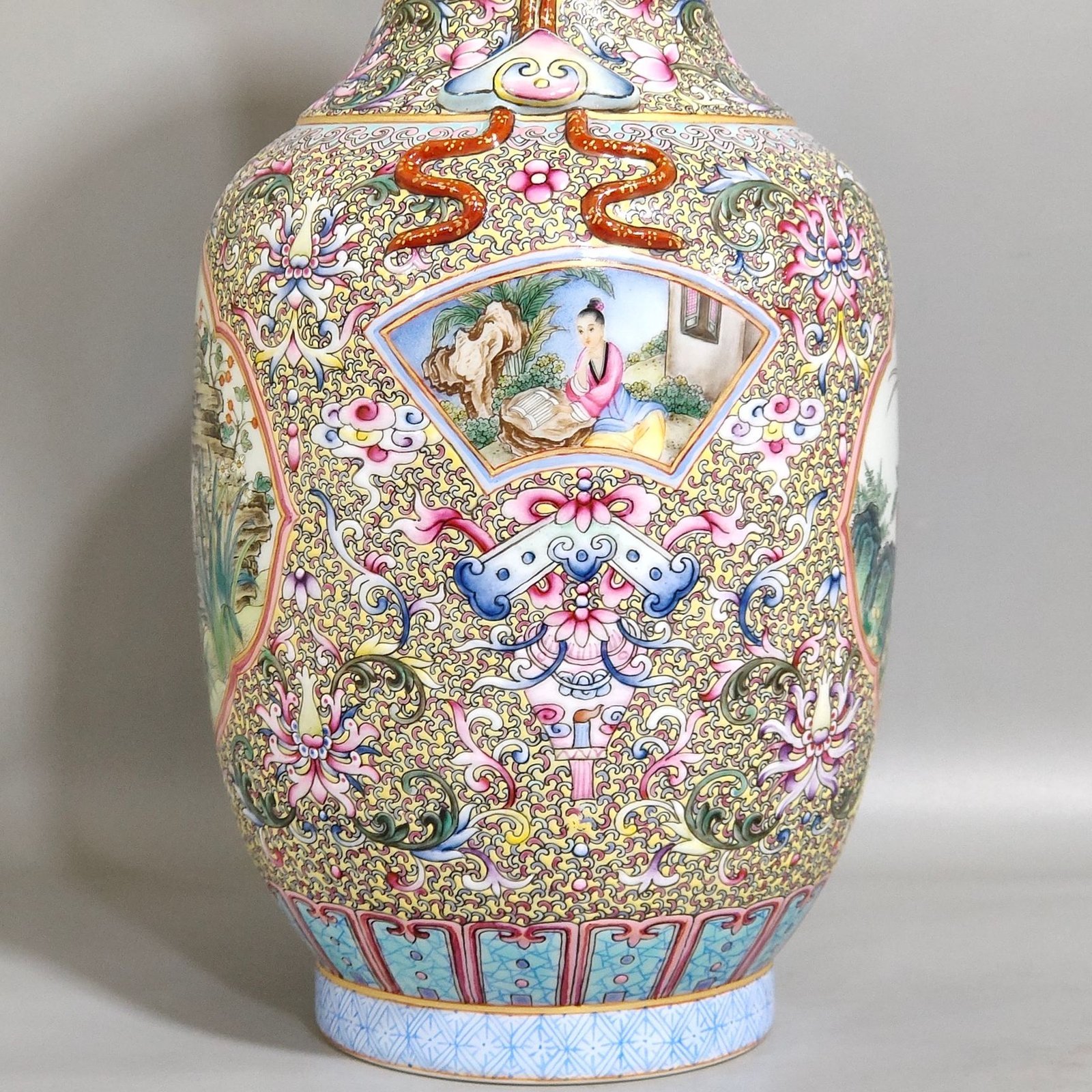 Qing Dynasty Qianlong window flower and bird amphorae