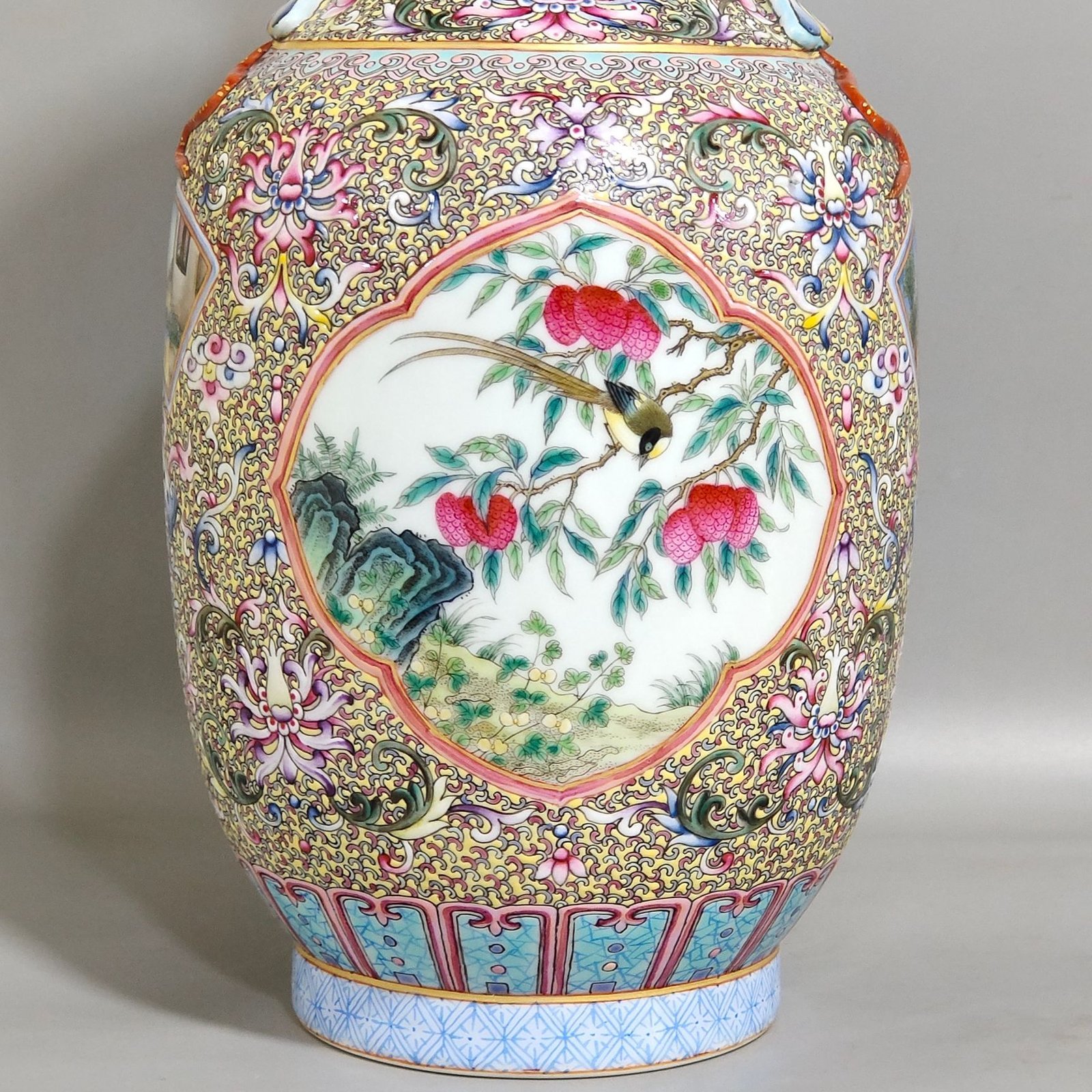 Qing Dynasty Qianlong window flower and bird amphorae
