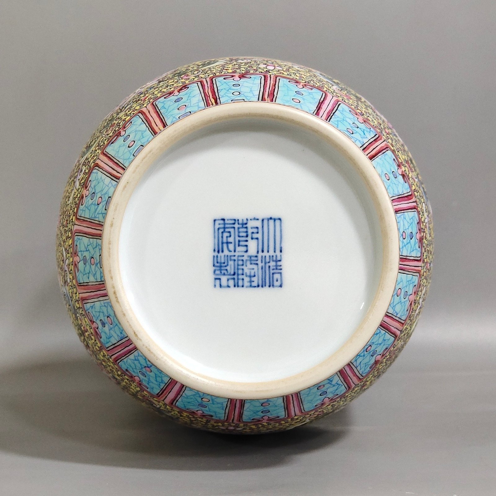 Qing Dynasty Qianlong window flower and bird amphorae