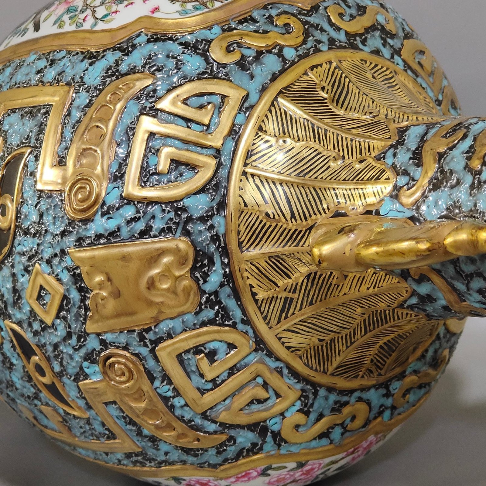 Qing Dynasty Qianlong bronze color window flower and bird amphorae