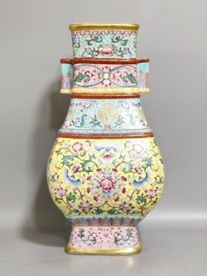 Qing Dynasty Qianlong square amphora in the Qing Dynasty