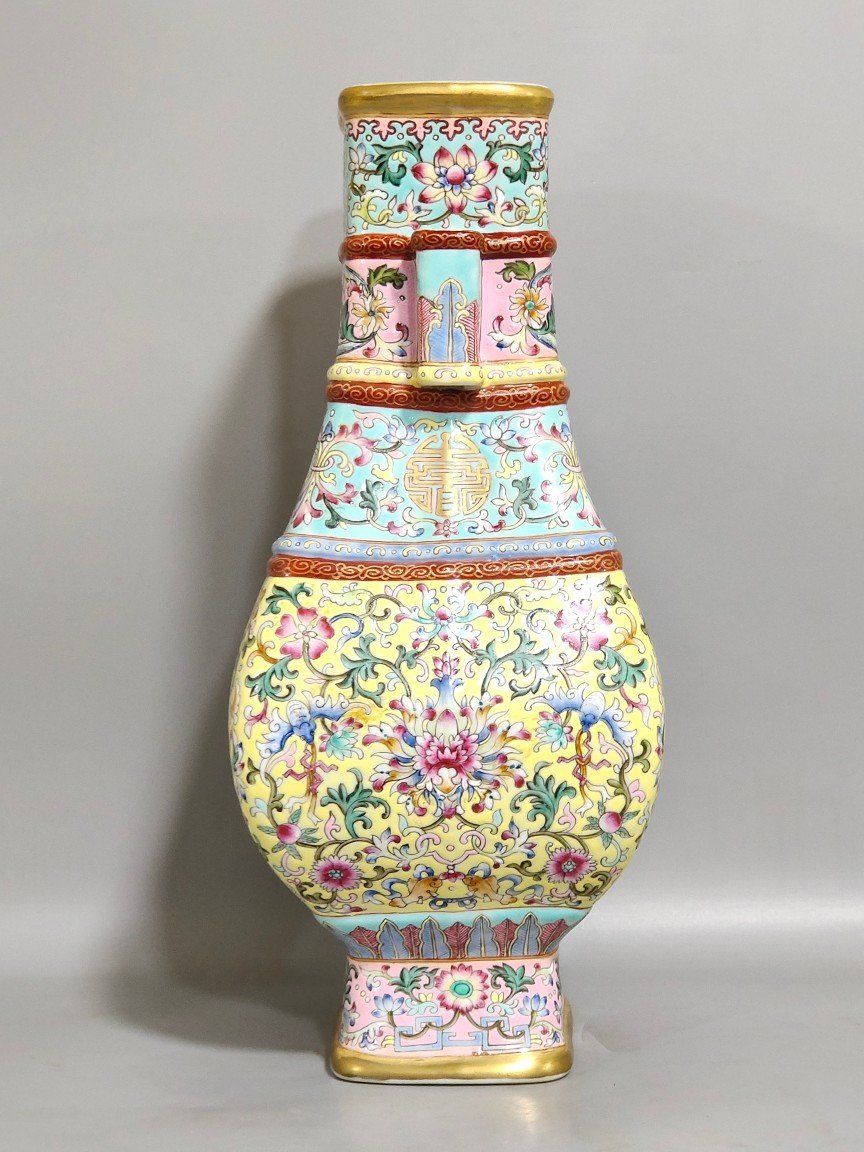 Qing Dynasty Qianlong square amphora in the Qing Dynasty
