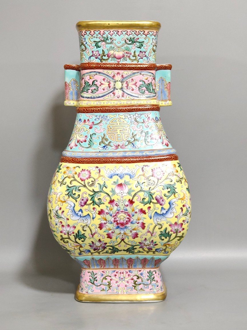 Qing Dynasty Qianlong square amphora in the Qing Dynasty