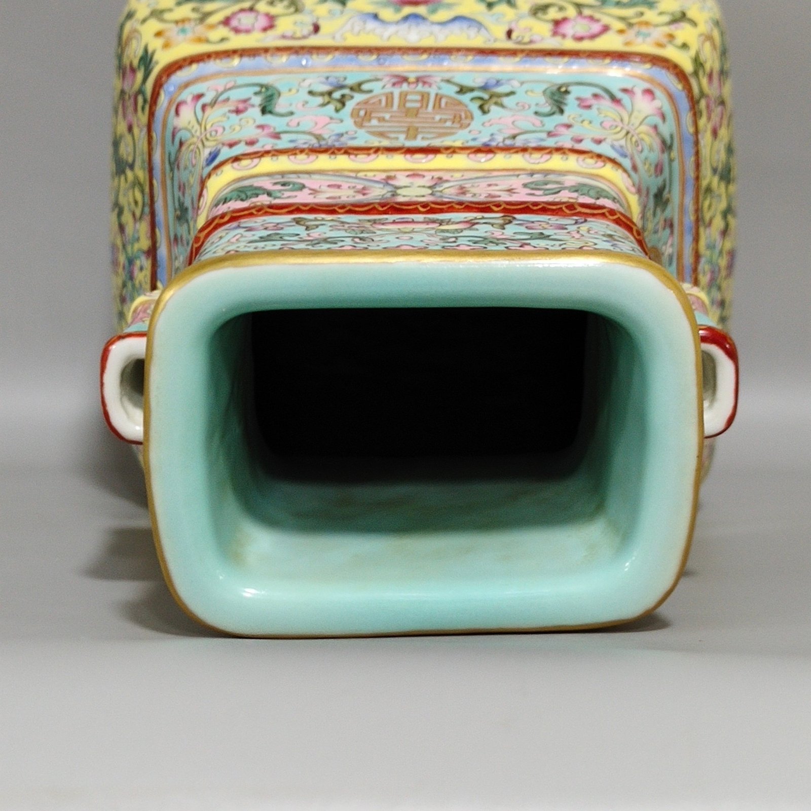 Qing Dynasty Qianlong square amphora in the Qing Dynasty