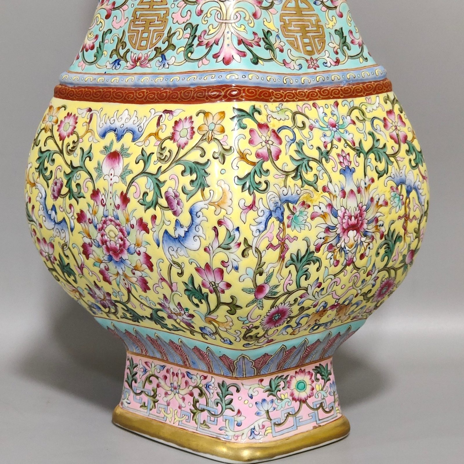 Qing Dynasty Qianlong square amphora in the Qing Dynasty
