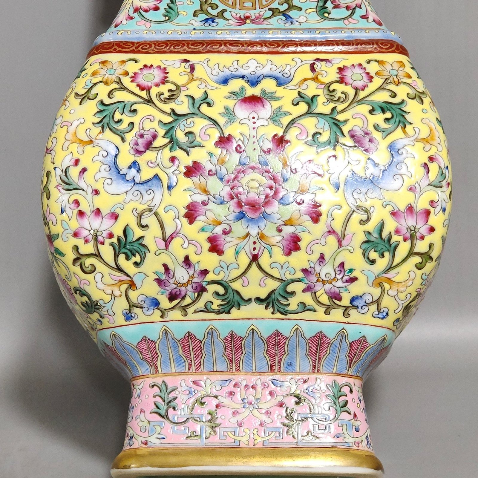 Qing Dynasty Qianlong square amphora in the Qing Dynasty