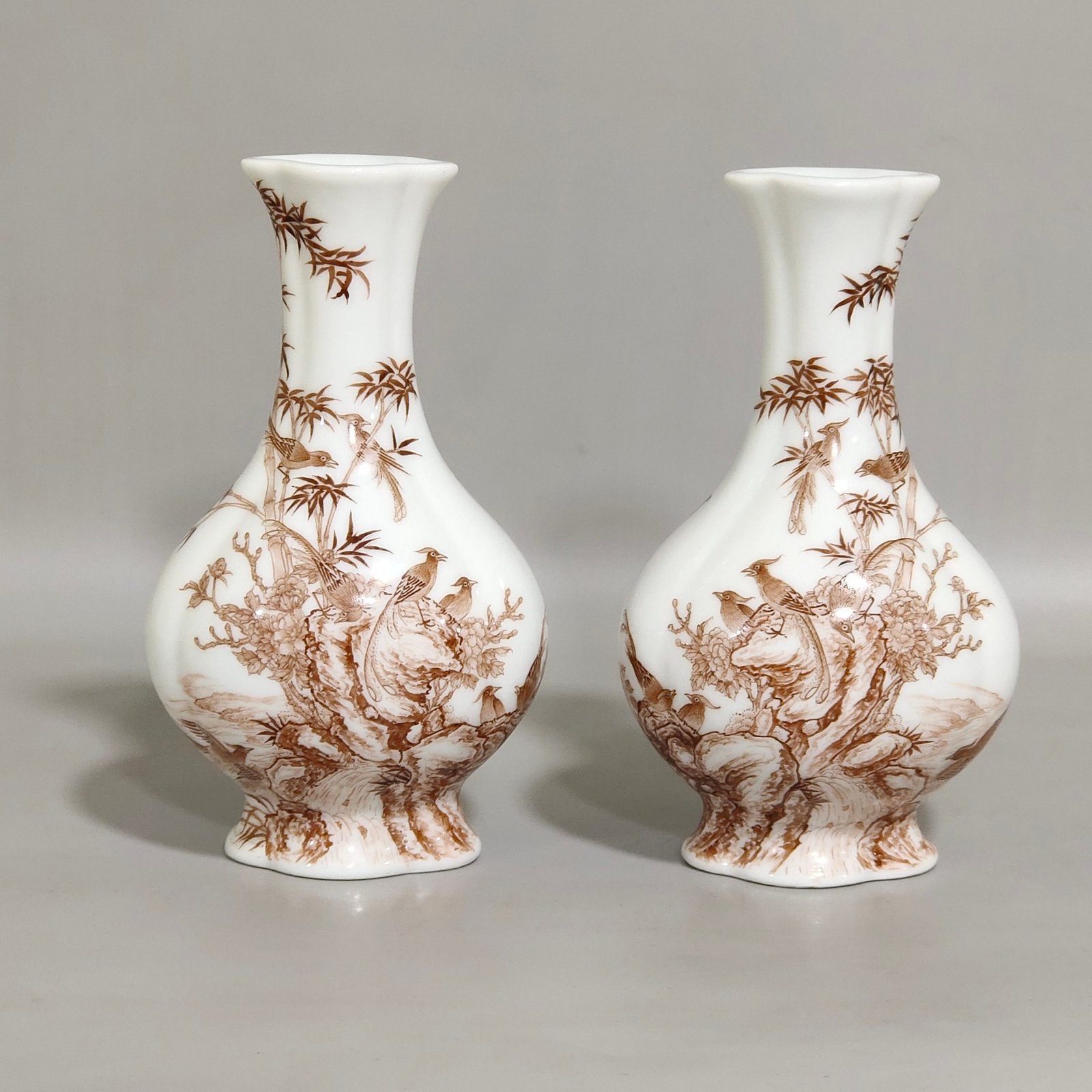 Qing Dynasty Qianlong ink color flower and bird poem begonia-shaped vial