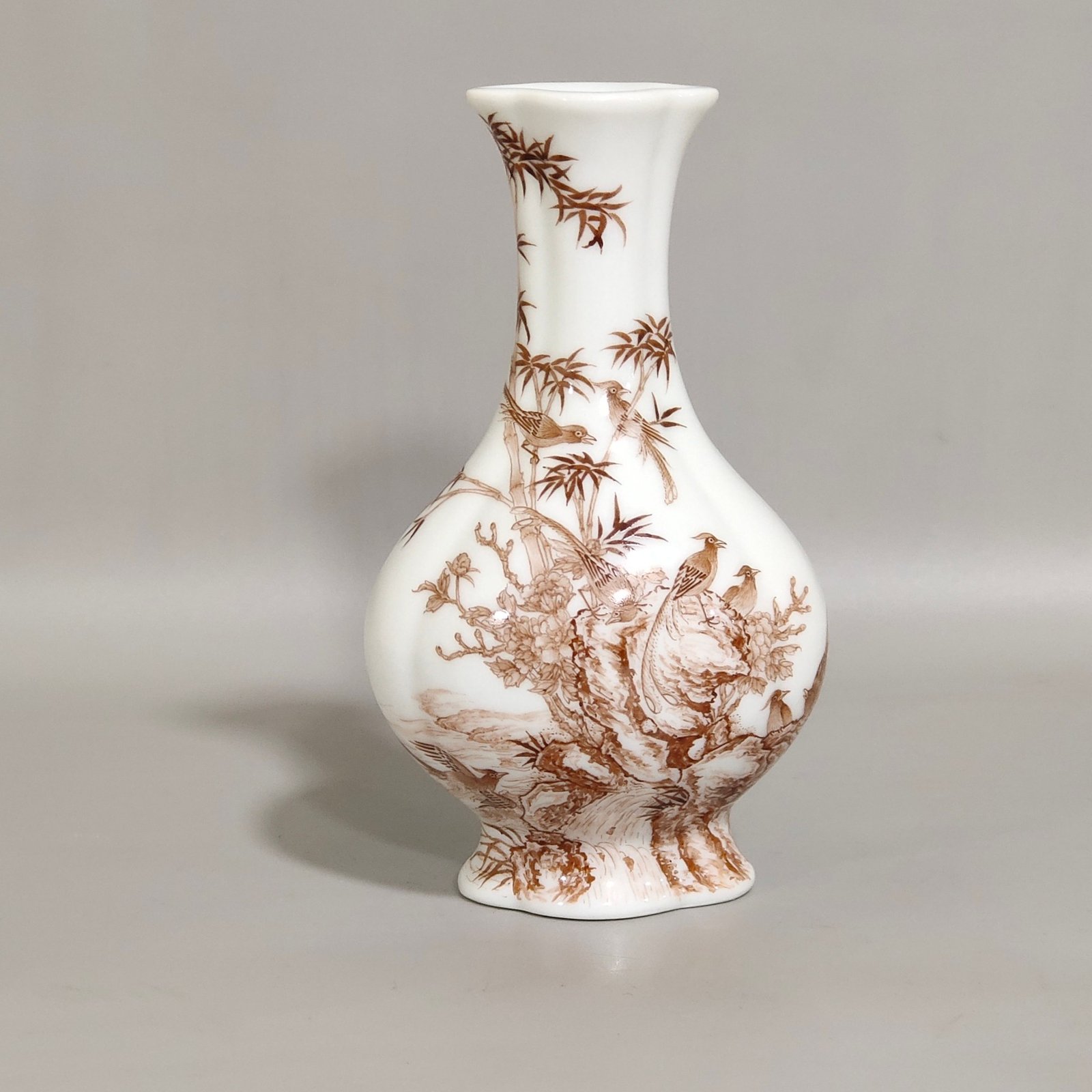 Qing Dynasty Qianlong ink color flower and bird poem begonia-shaped vial