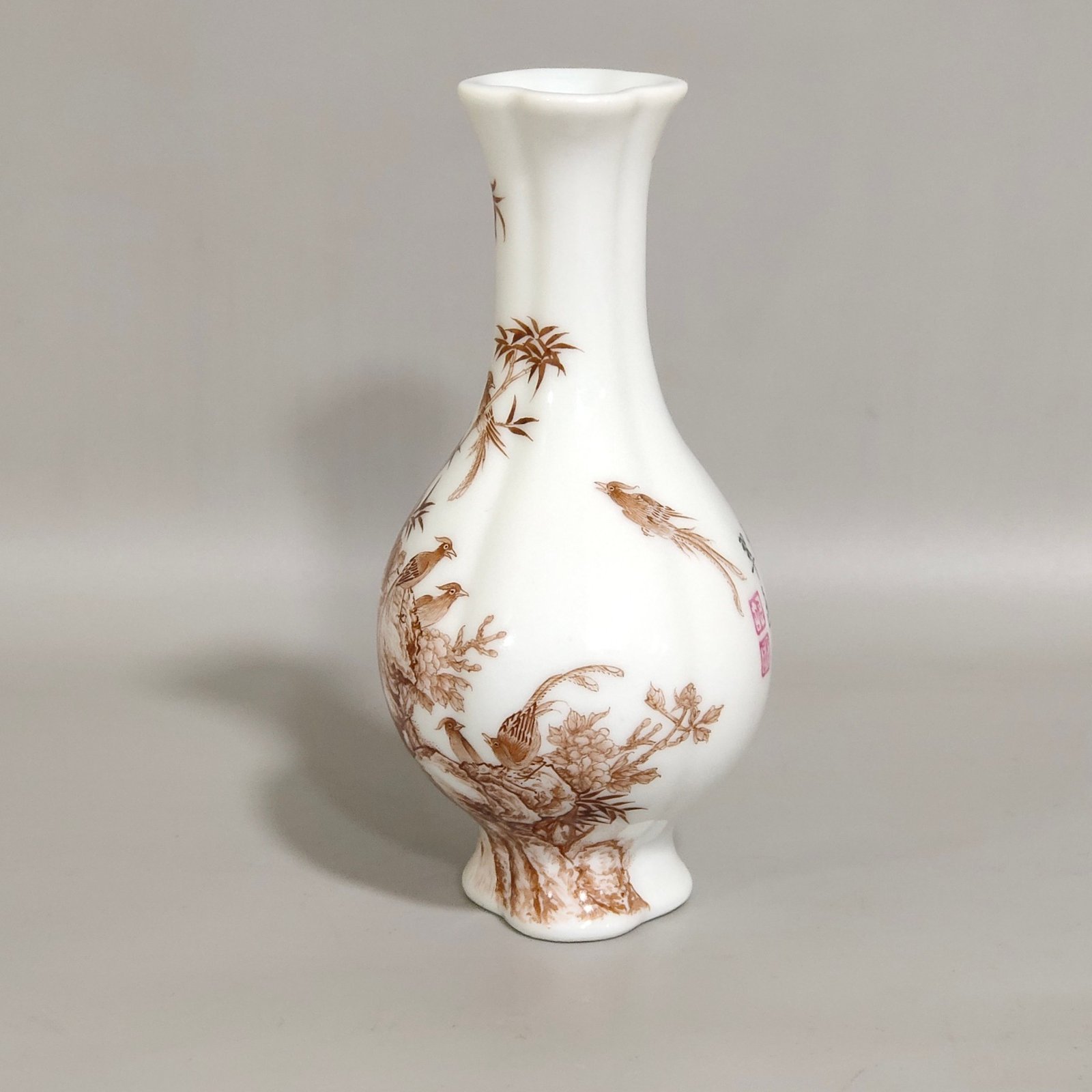 Qing Dynasty Qianlong ink color flower and bird poem begonia-shaped vial