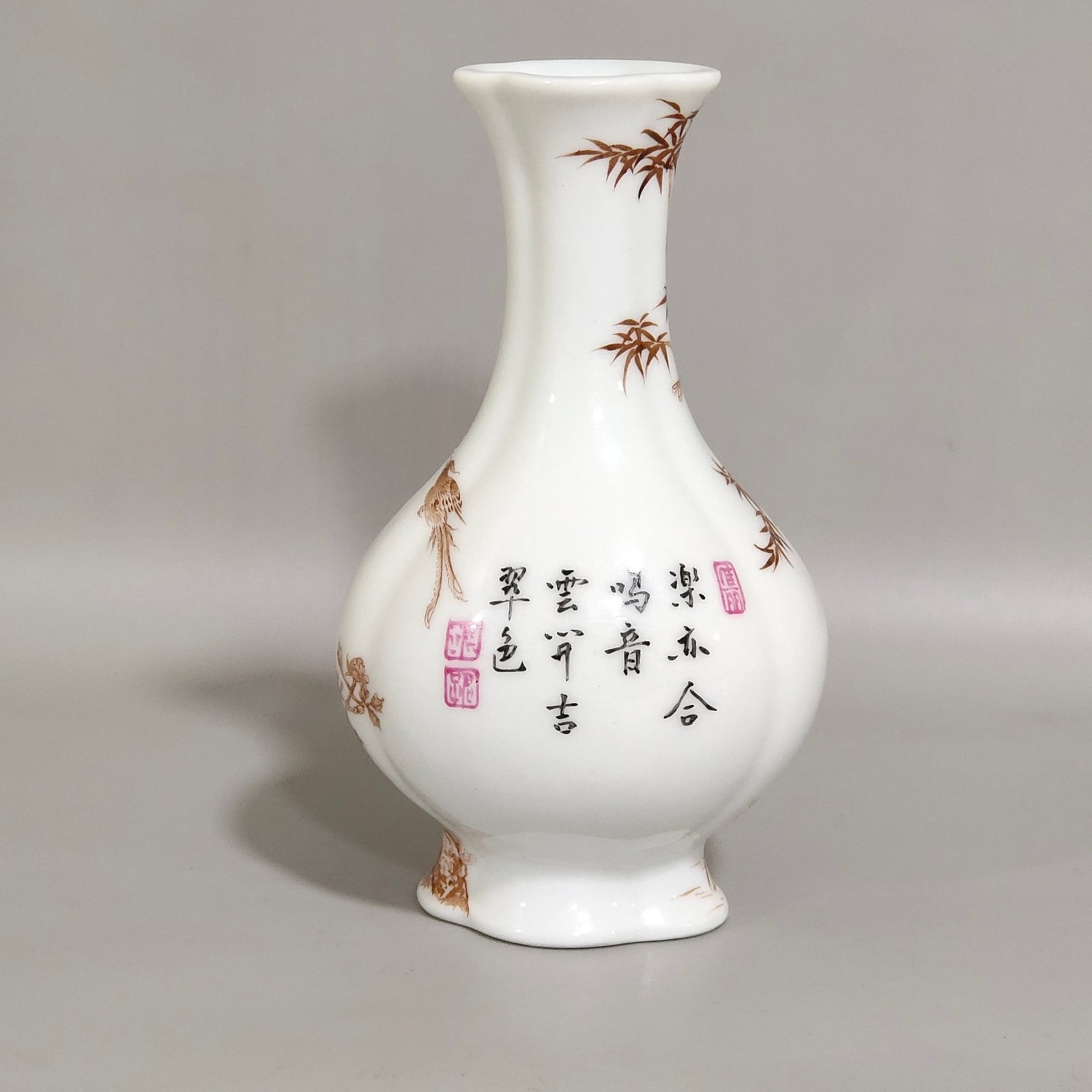 Qing Dynasty Qianlong ink color flower and bird poem begonia-shaped vial