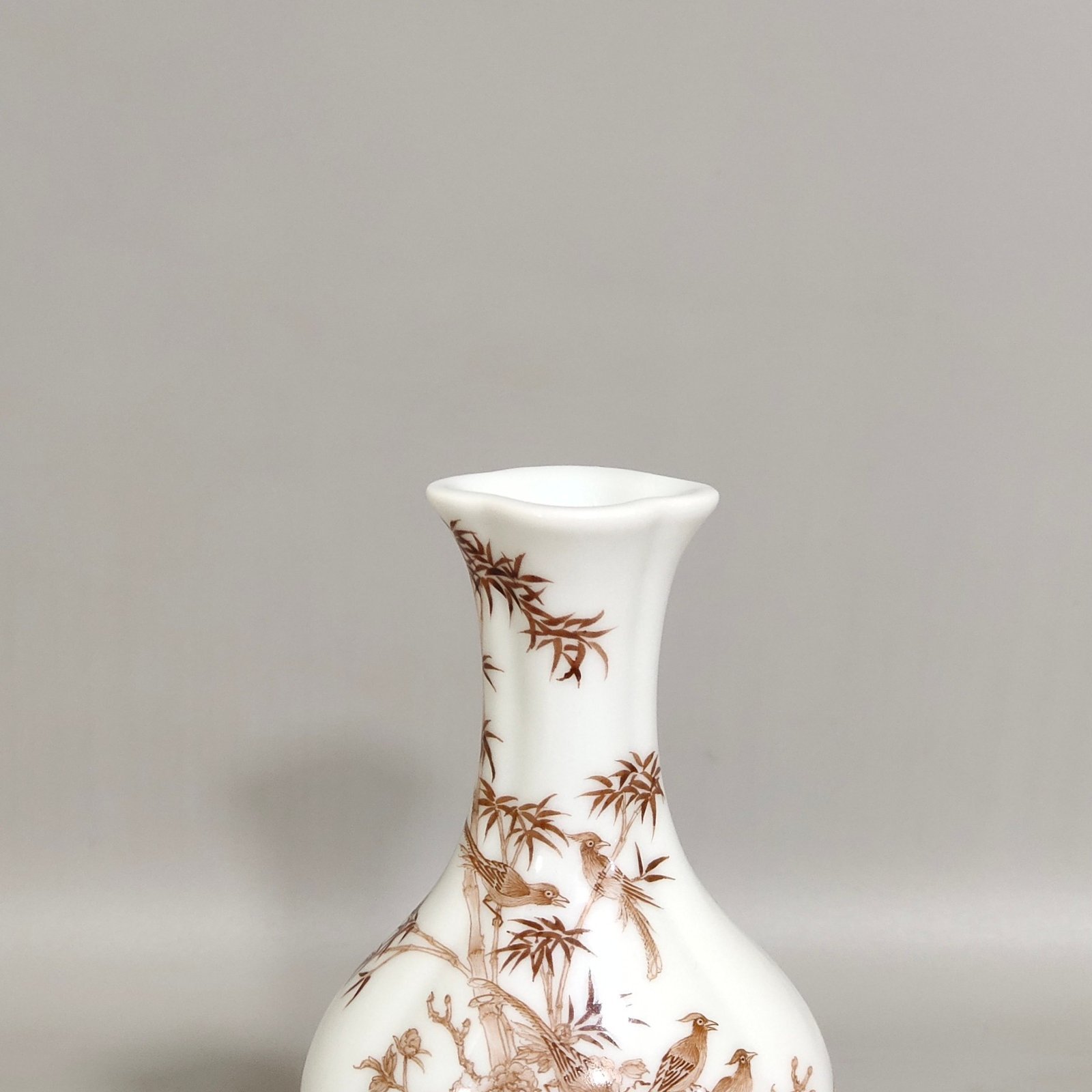 Qing Dynasty Qianlong ink color flower and bird poem begonia-shaped vial
