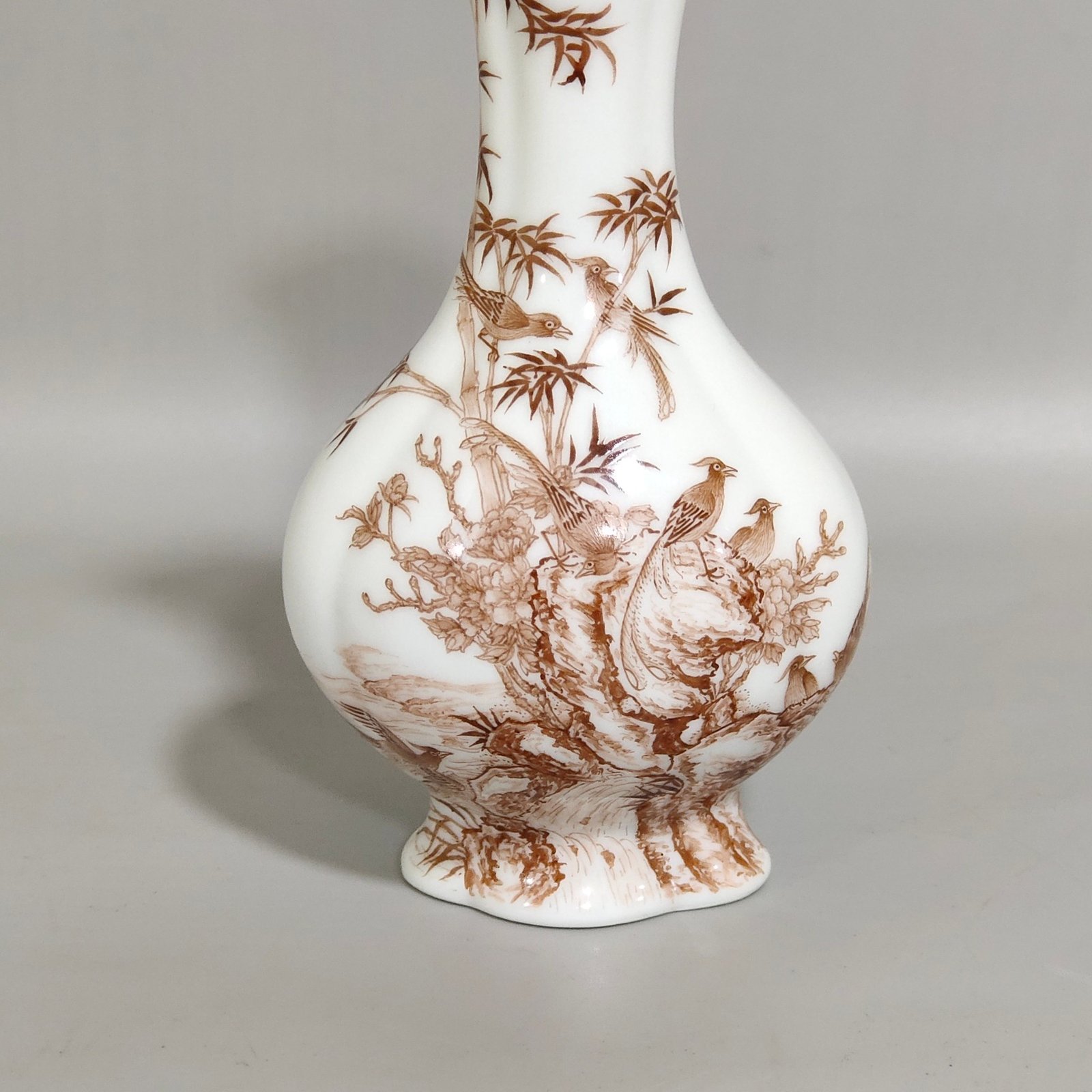 Qing Dynasty Qianlong ink color flower and bird poem begonia-shaped vial