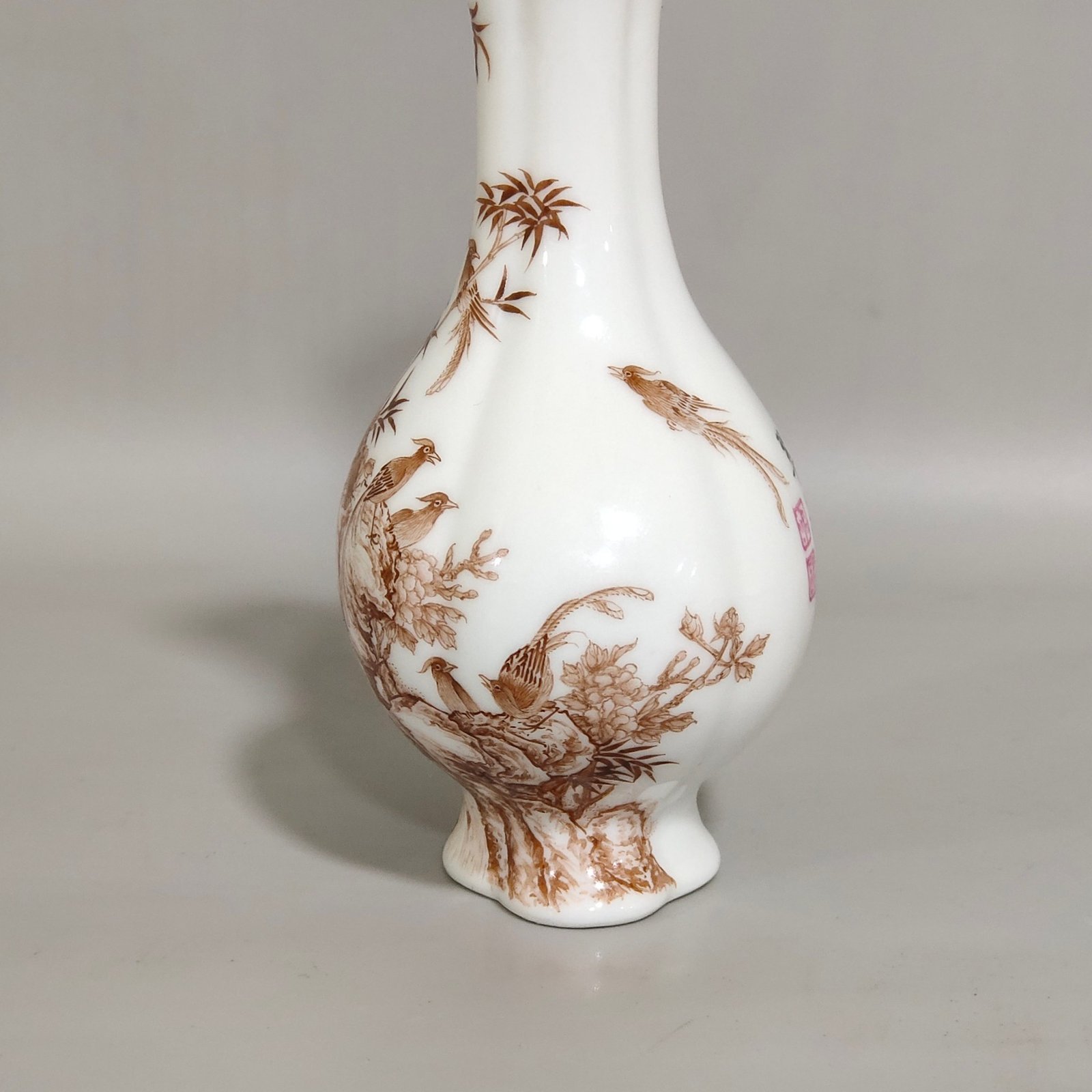 Qing Dynasty Qianlong ink color flower and bird poem begonia-shaped vial