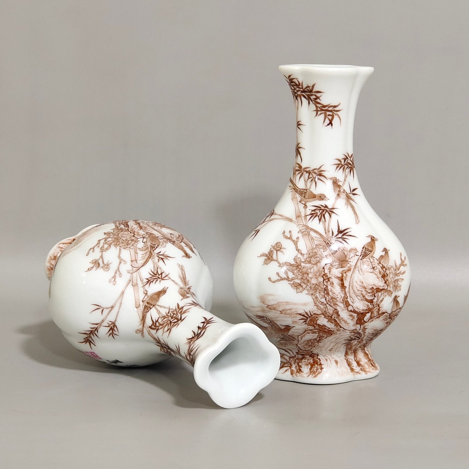 Qing Dynasty Qianlong ink color flower and bird poem begonia-shaped vial