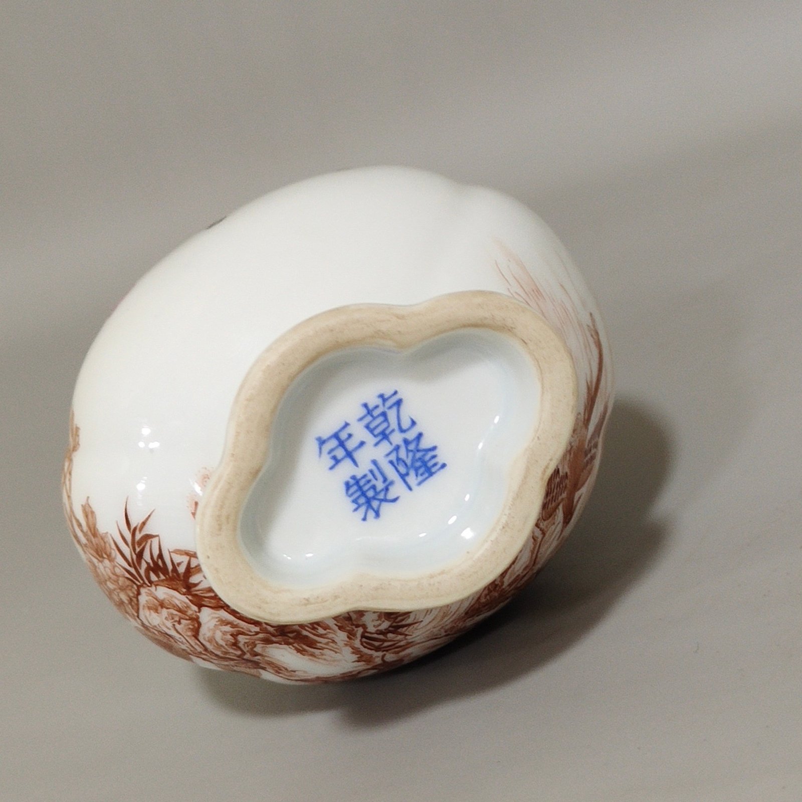 Qing Dynasty Qianlong ink color flower and bird poem begonia-shaped vial
