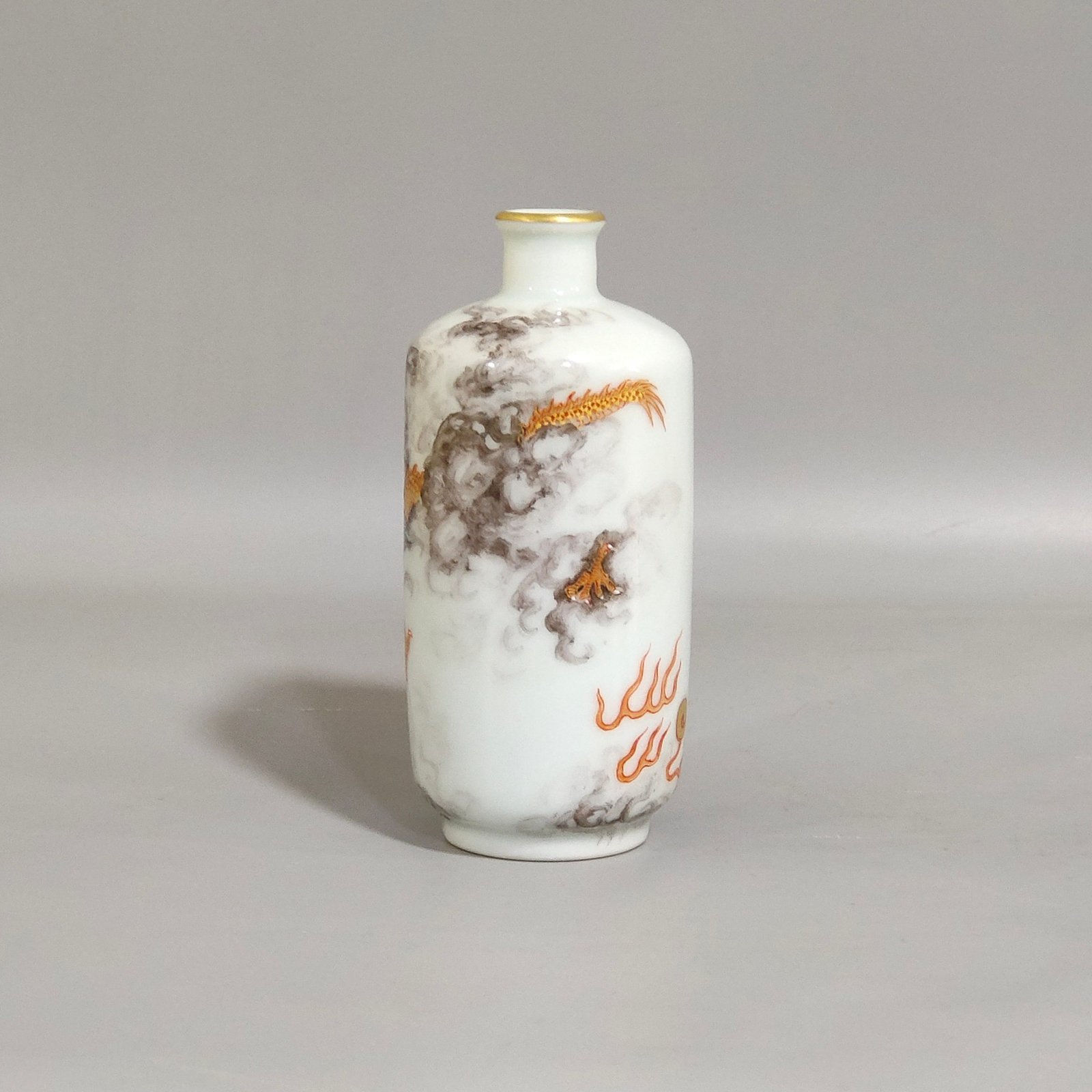 Qing Dynasty Qianlong ink color dragon pattern snuff bottle