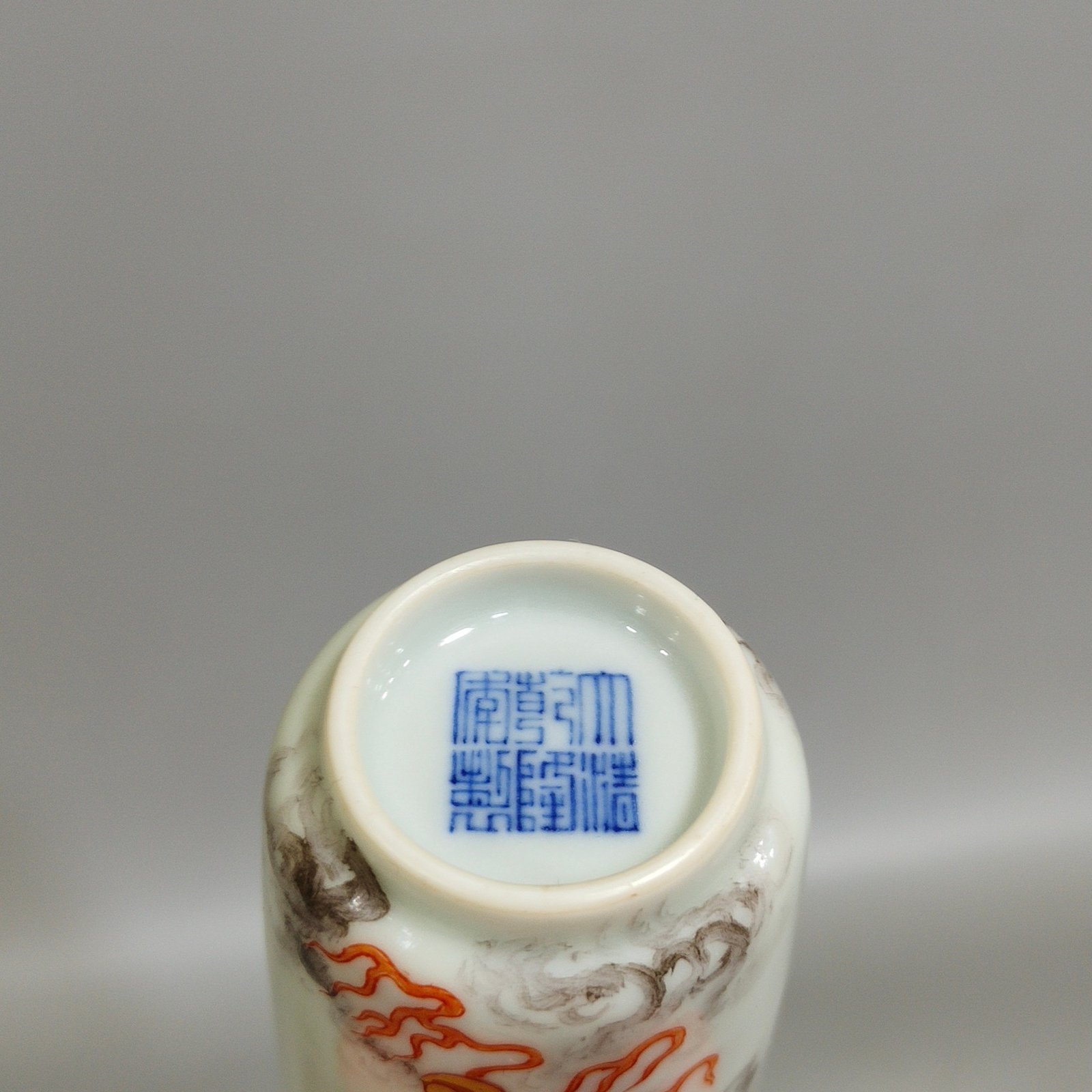 Qing Dynasty Qianlong ink color dragon pattern snuff bottle