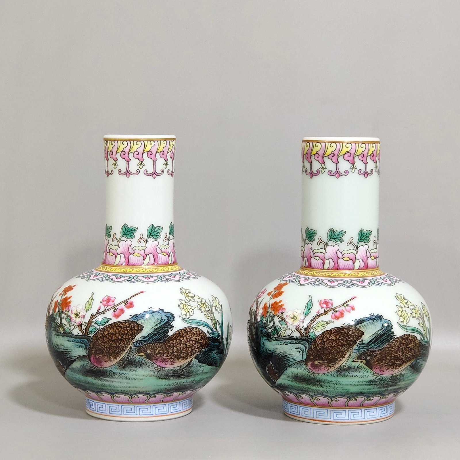 Qing Dynasty Qianlong lived and worked in peace and contentment small vase