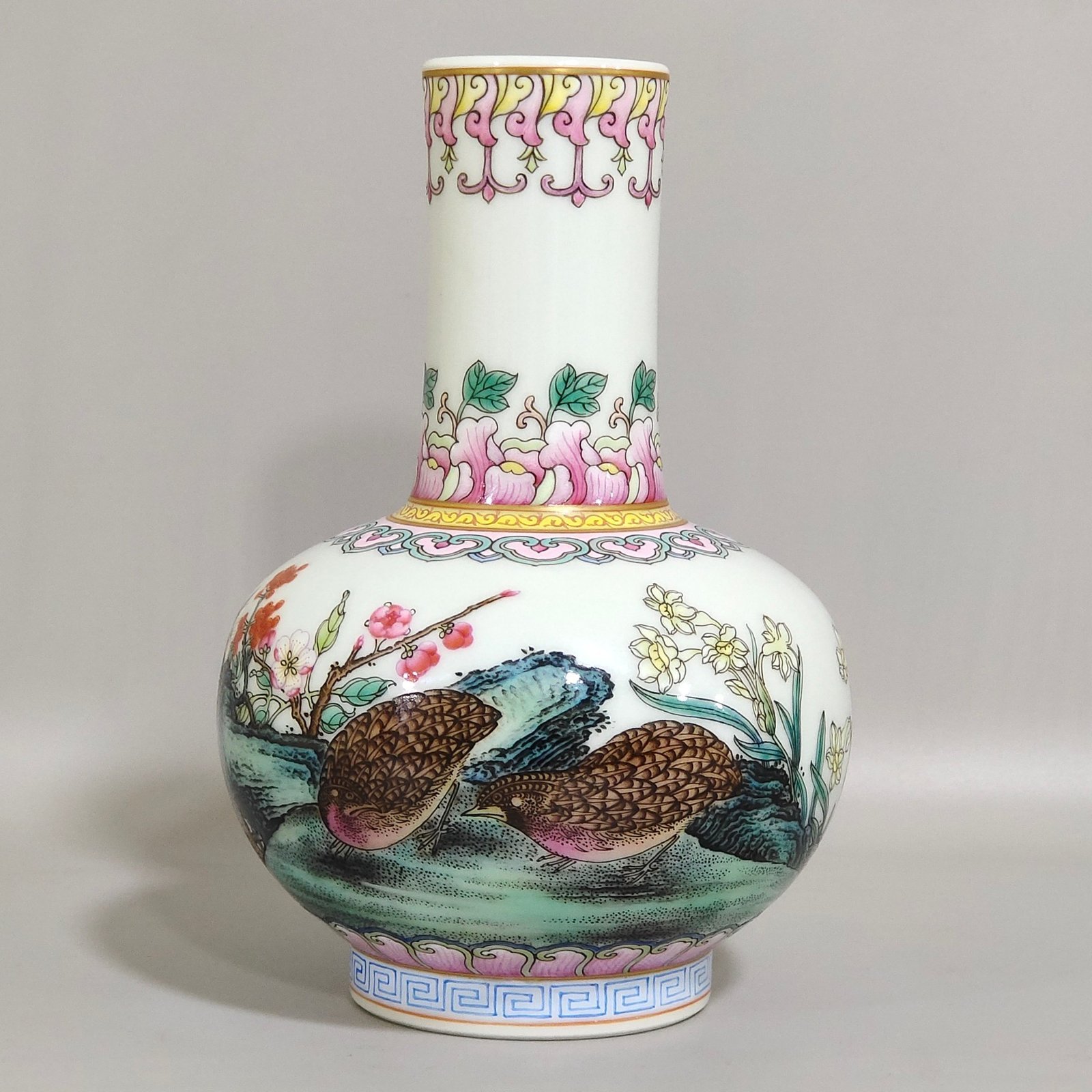 Qing Dynasty Qianlong lived and worked in peace and contentment small vase