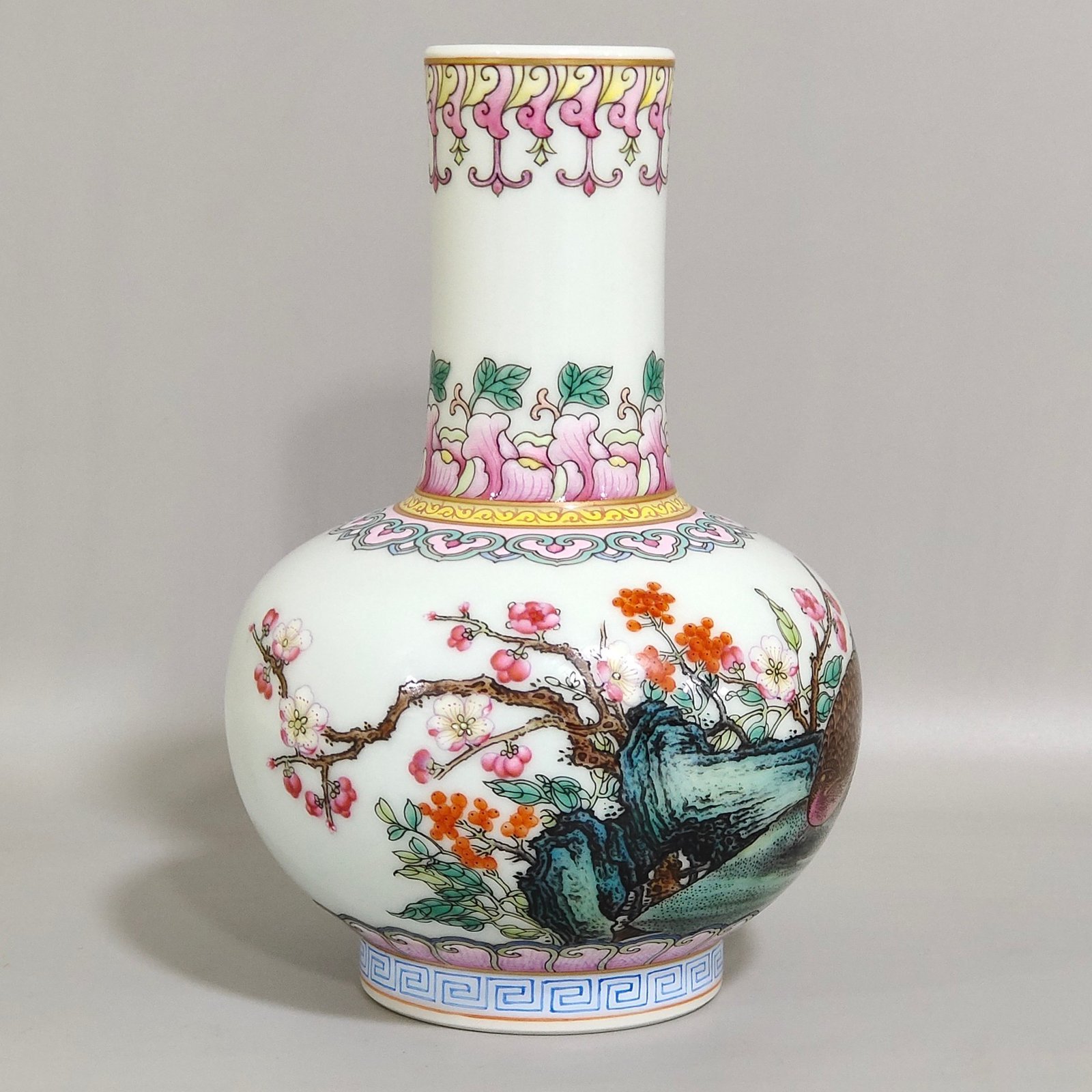 Qing Dynasty Qianlong lived and worked in peace and contentment small vase
