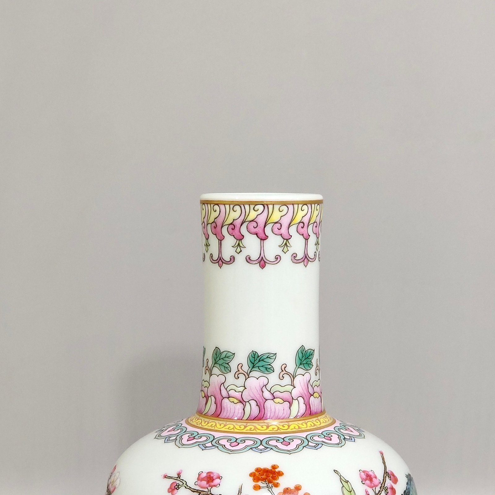 Qing Dynasty Qianlong lived and worked in peace and contentment small vase