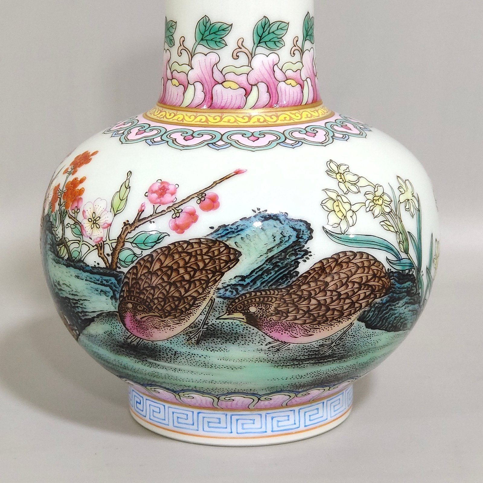 Qing Dynasty Qianlong lived and worked in peace and contentment small vase
